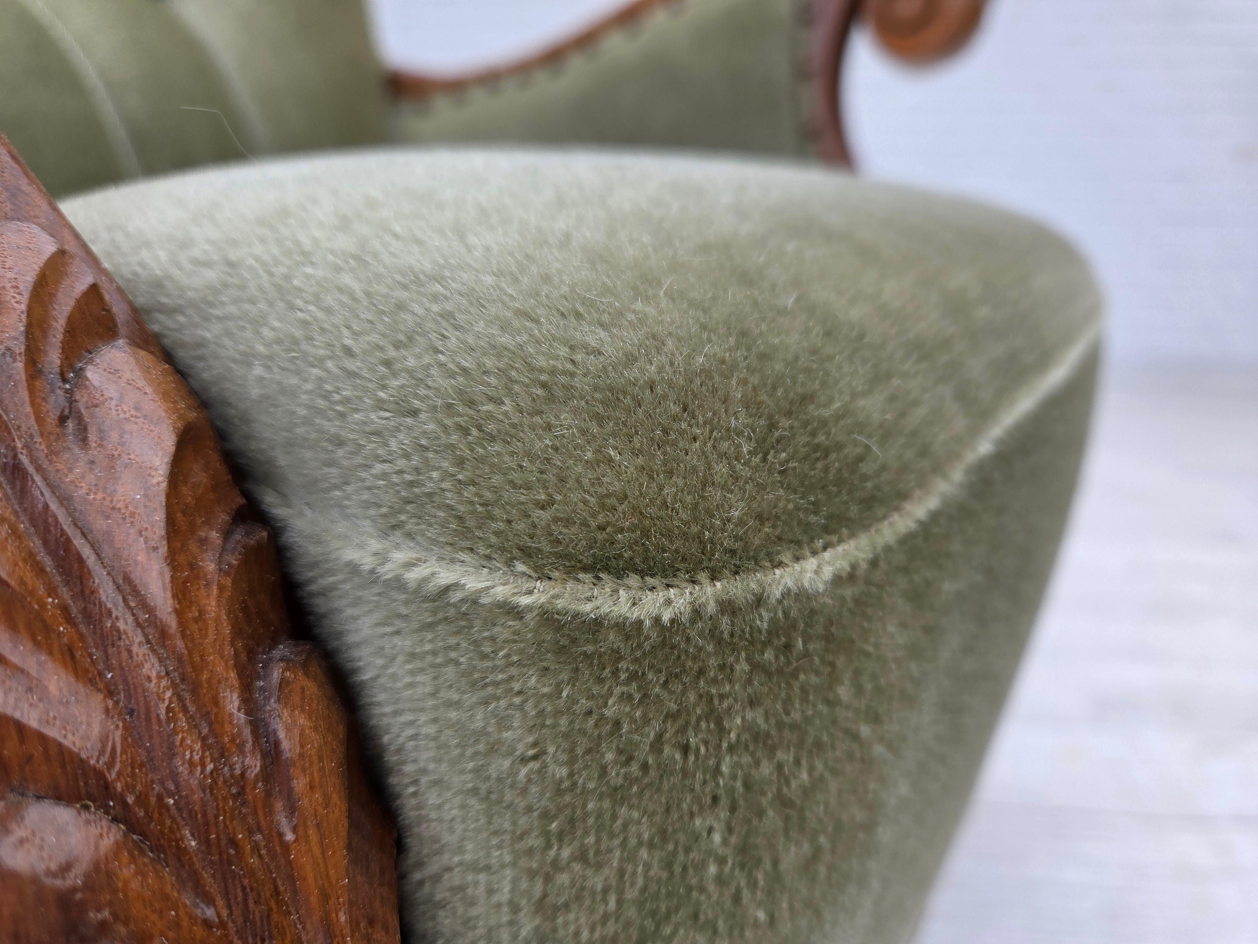 Años 60, sillón danés, muebles de terciopelo verde, madera de roble tallada. Escandinavo moderno en venta