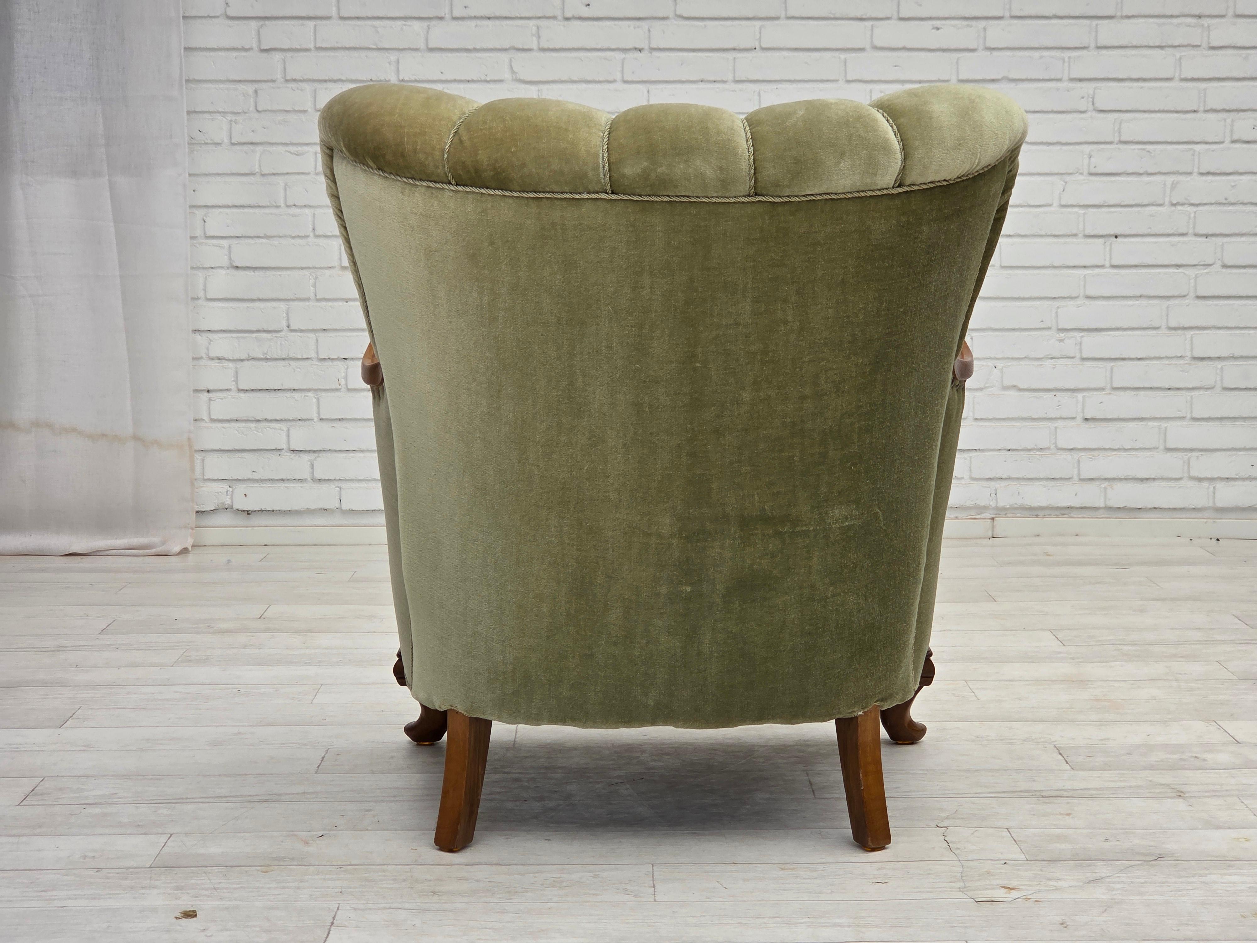 Años 60, sillón danés, muebles de terciopelo verde, madera de roble tallada. mediados del siglo XX en venta