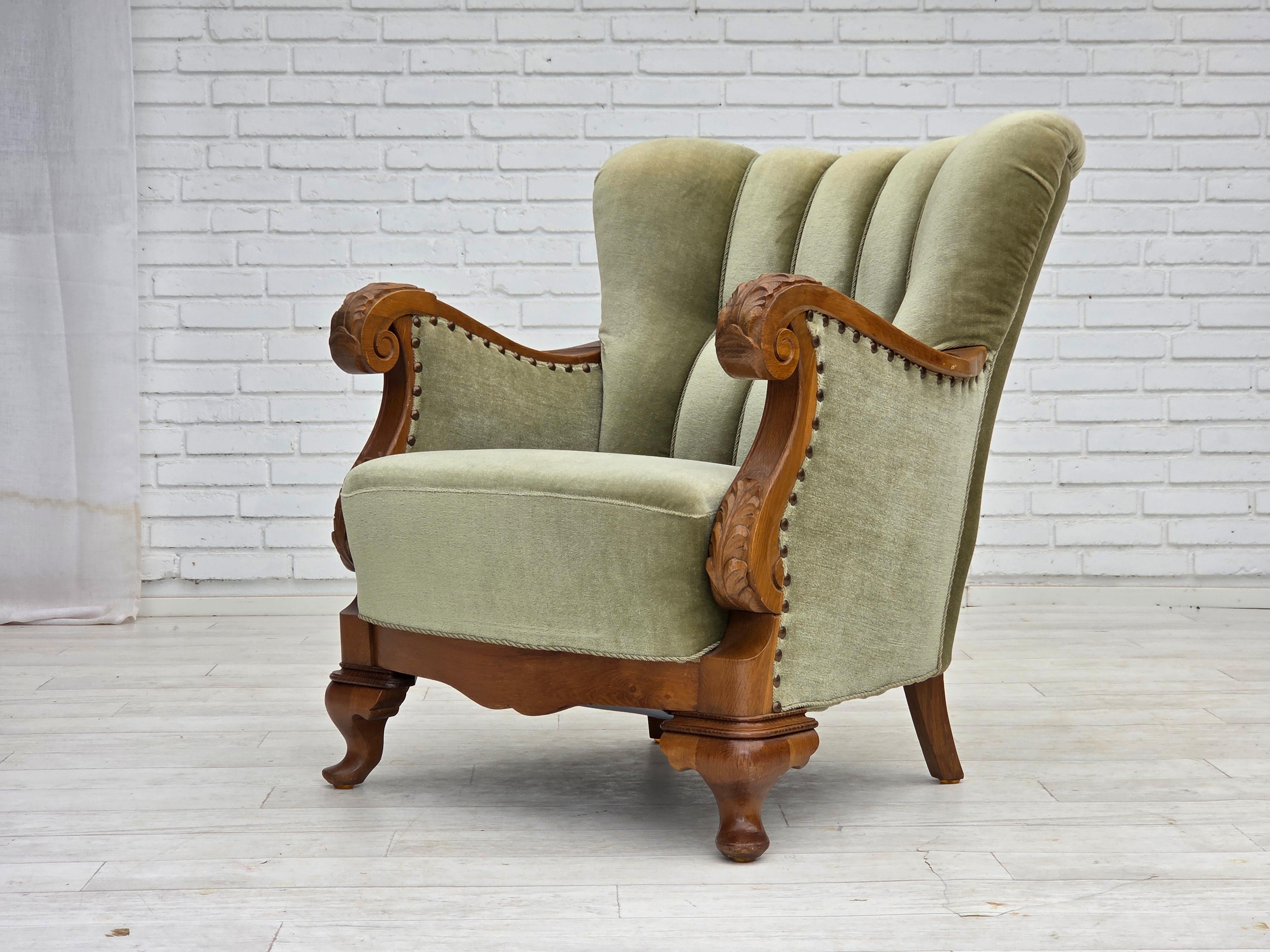 Años 60, sillón danés, muebles de terciopelo verde, madera de roble tallada. Terciopelo en venta