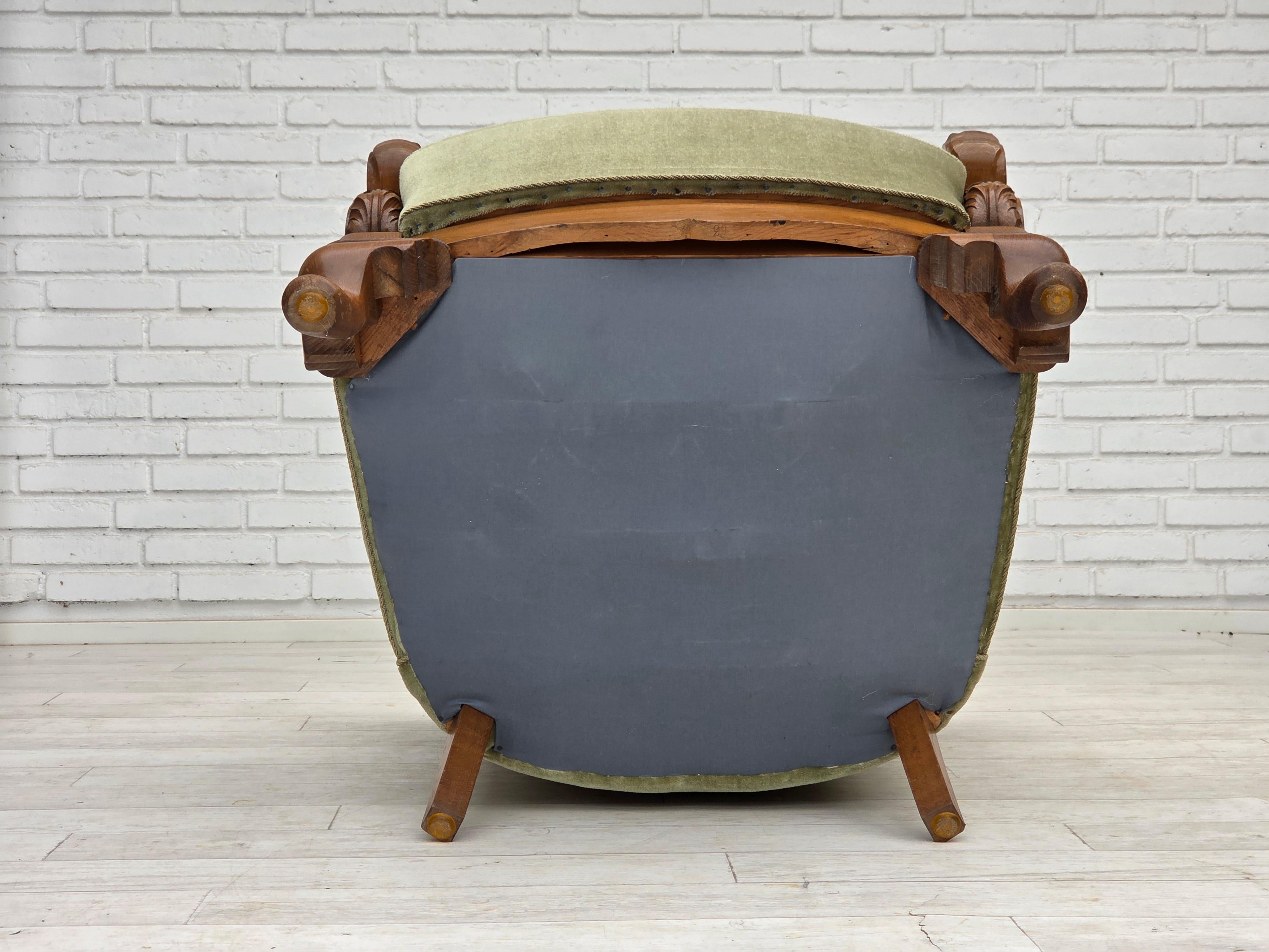 Años 60, sillón danés, muebles de terciopelo verde, madera de roble tallada. en venta 1