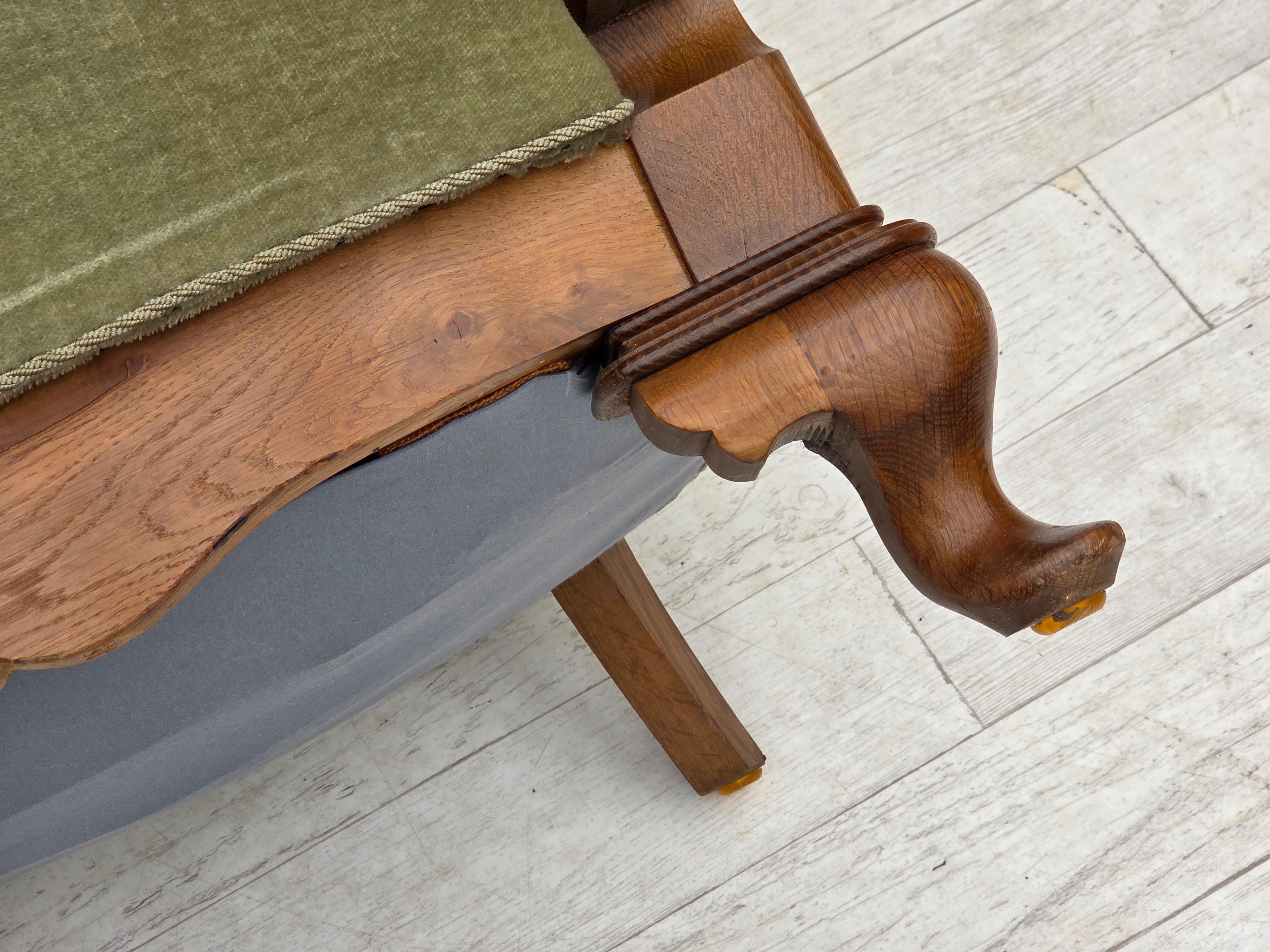 Años 60, sillón danés, muebles de terciopelo verde, madera de roble tallada. en venta 2