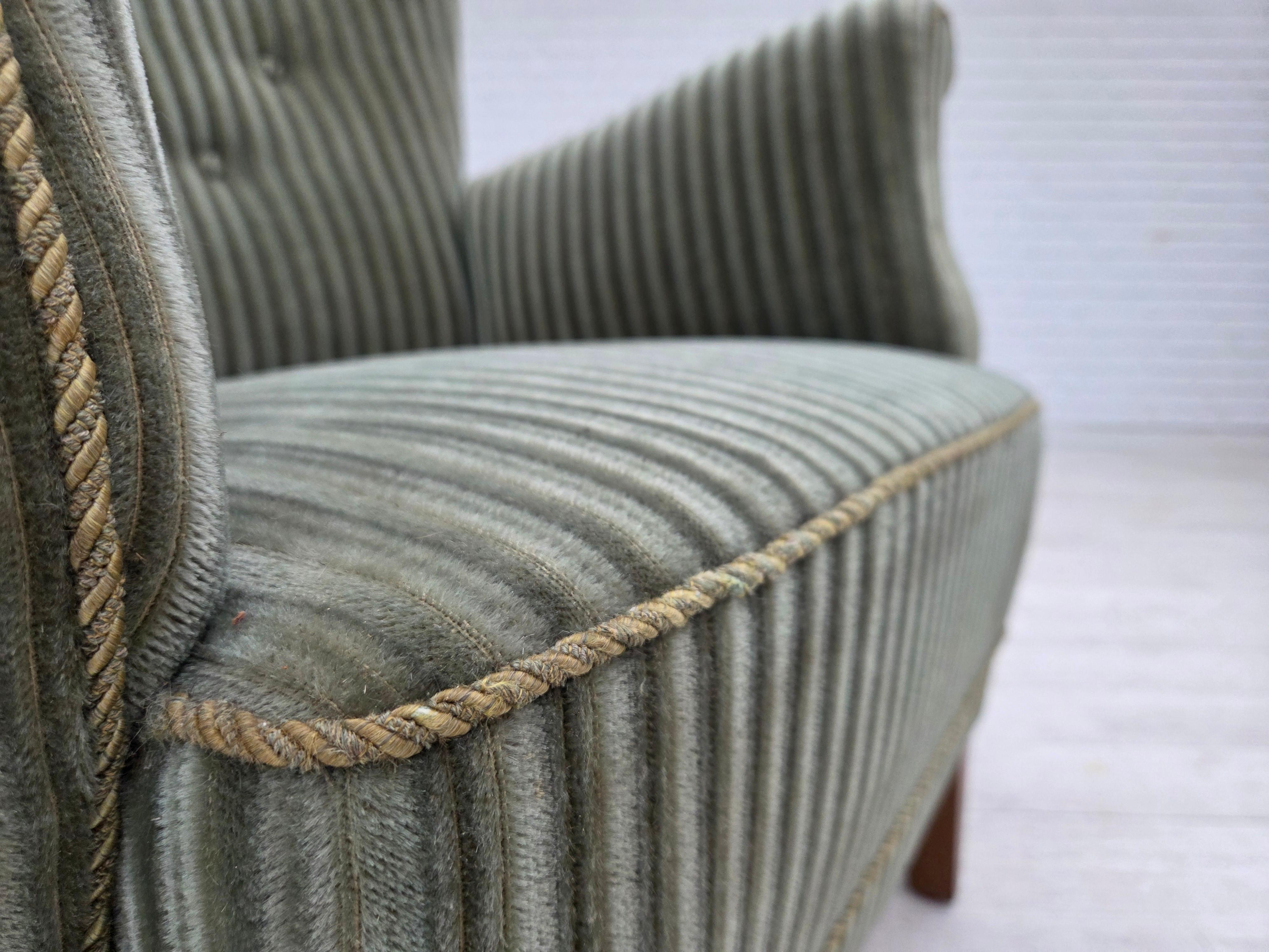 1960er Jahre, Dänischer Sessel, grüner Möbelvelours, Beine aus Eichenholz. im Angebot 4