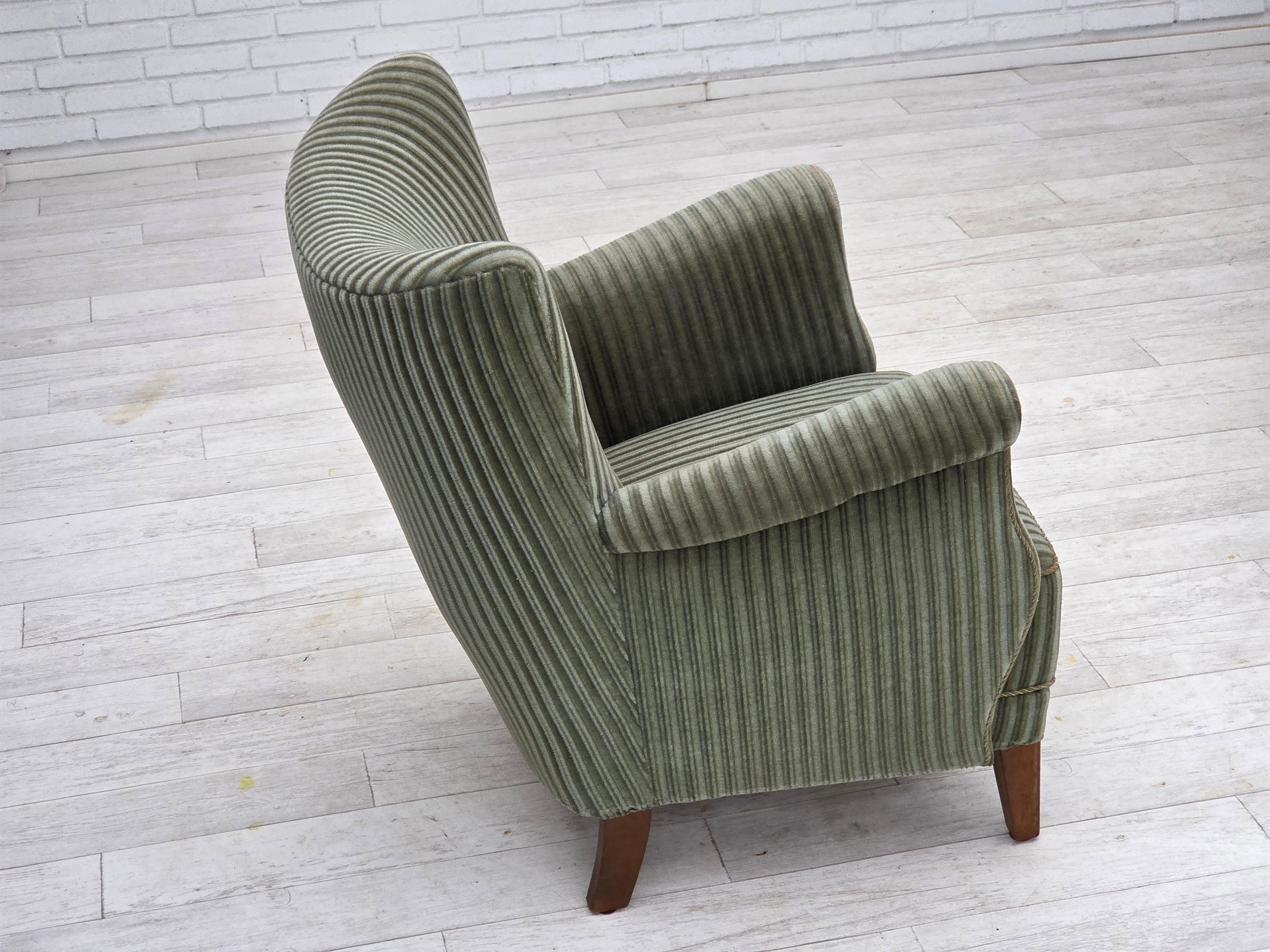 1960er Jahre, Dänischer Sessel, grüner Möbelvelours, Beine aus Eichenholz. im Angebot 6