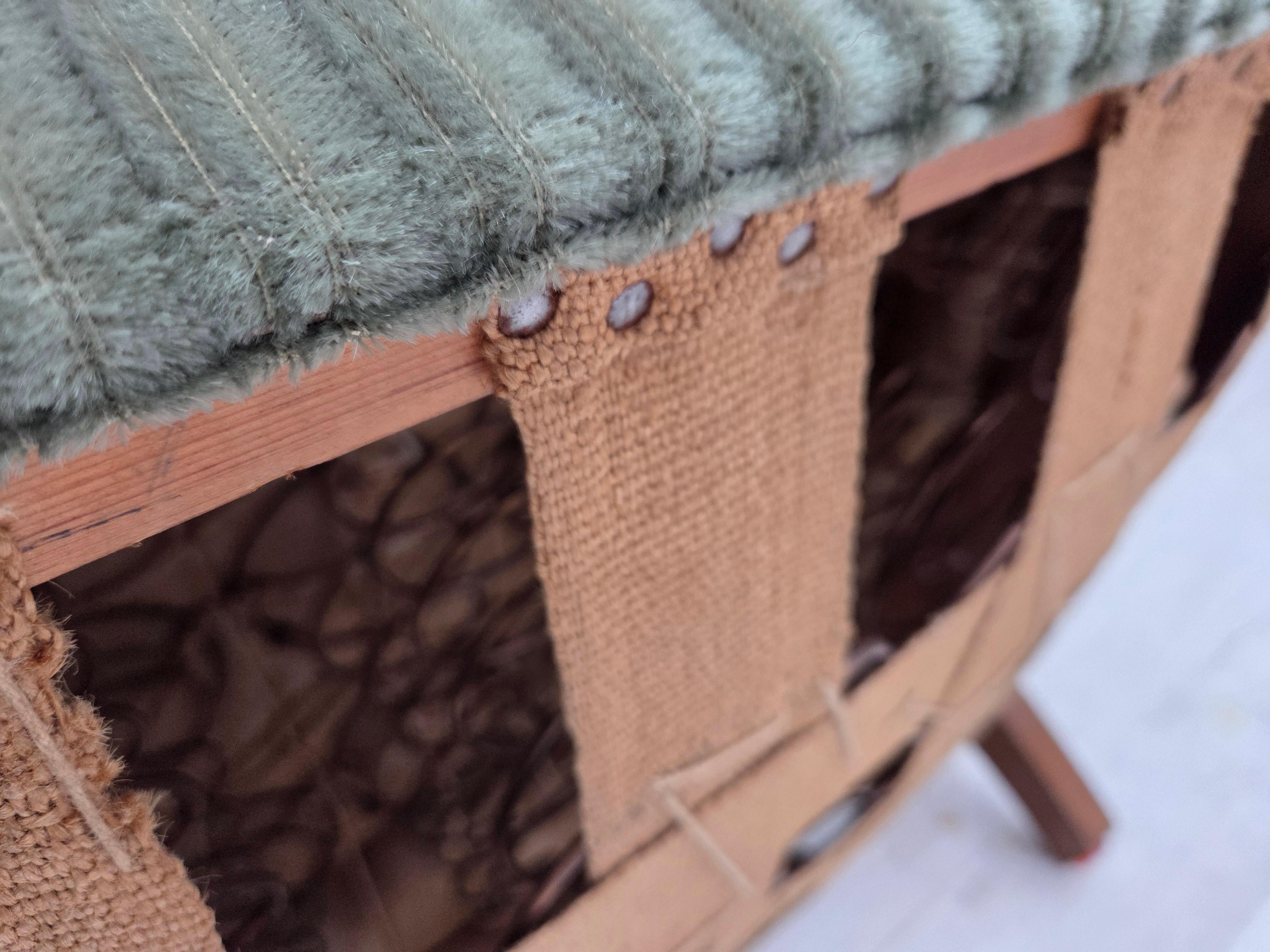 1960er Jahre, Dänischer Sessel, grüner Möbelvelours, Beine aus Eichenholz. im Angebot 6