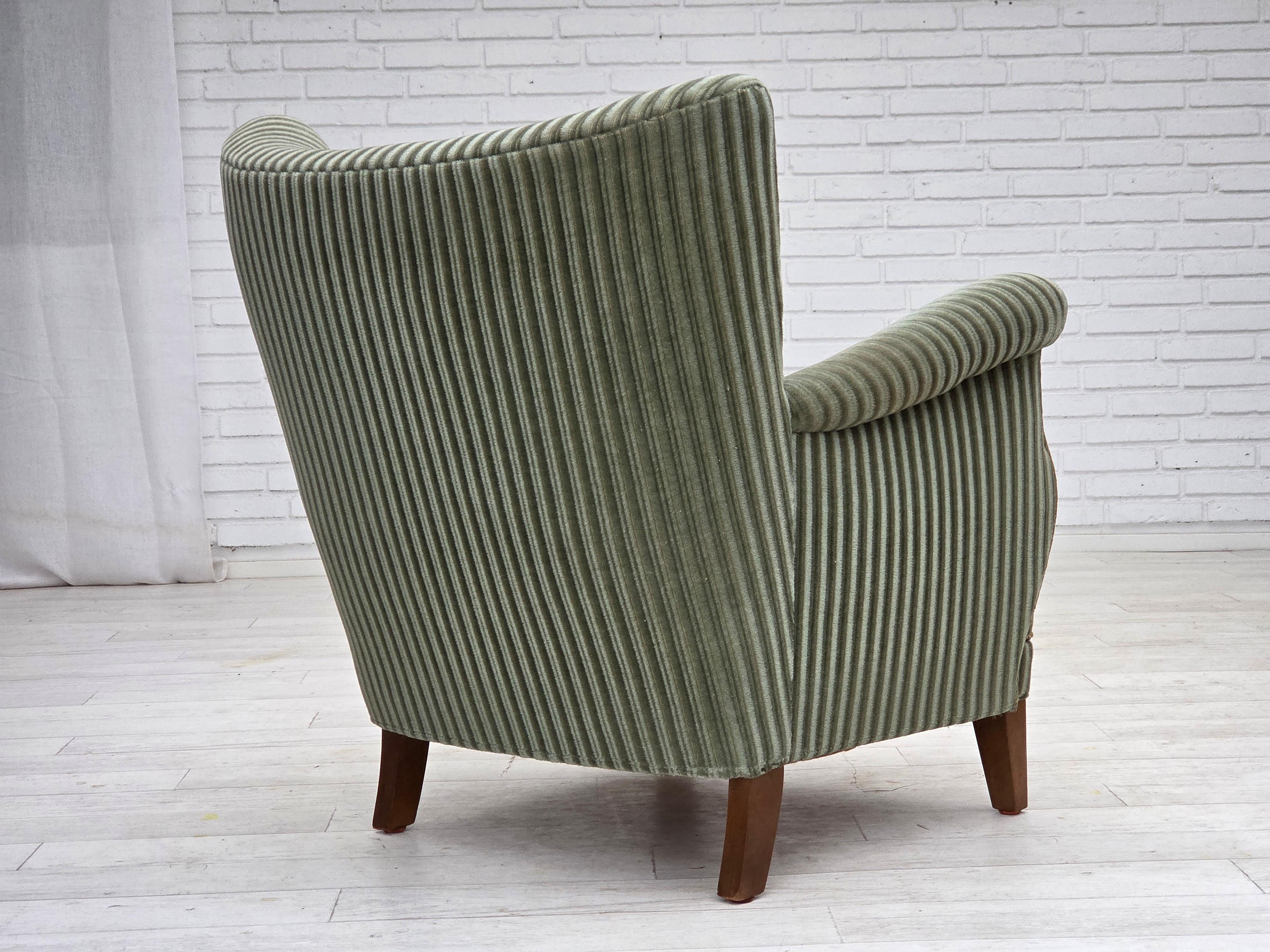 1960er Jahre, Dänischer Sessel, grüner Möbelvelours, Beine aus Eichenholz. im Angebot 9