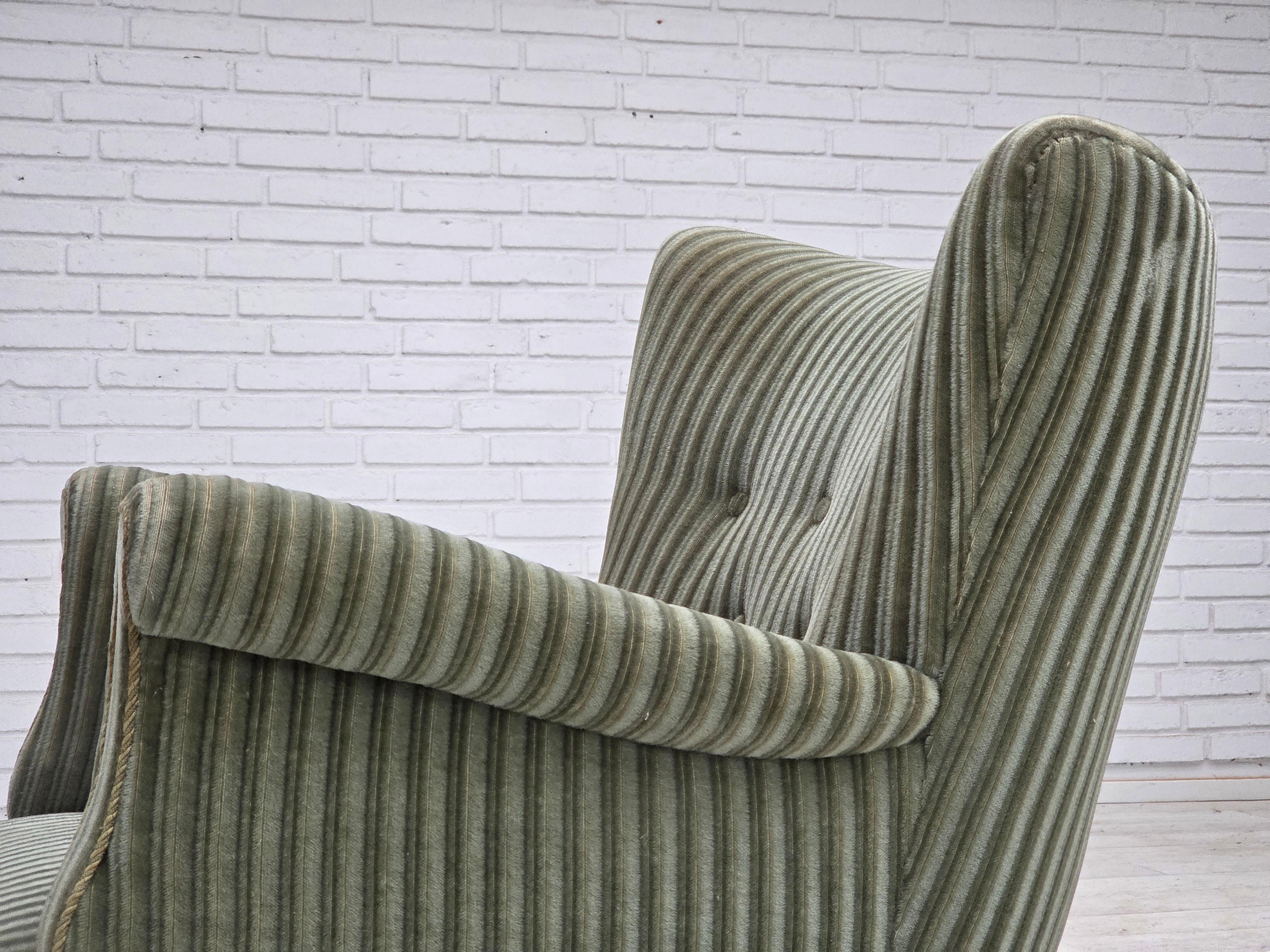 1960er Jahre, Dänischer Sessel, grüner Möbelvelours, Beine aus Eichenholz. im Angebot 11