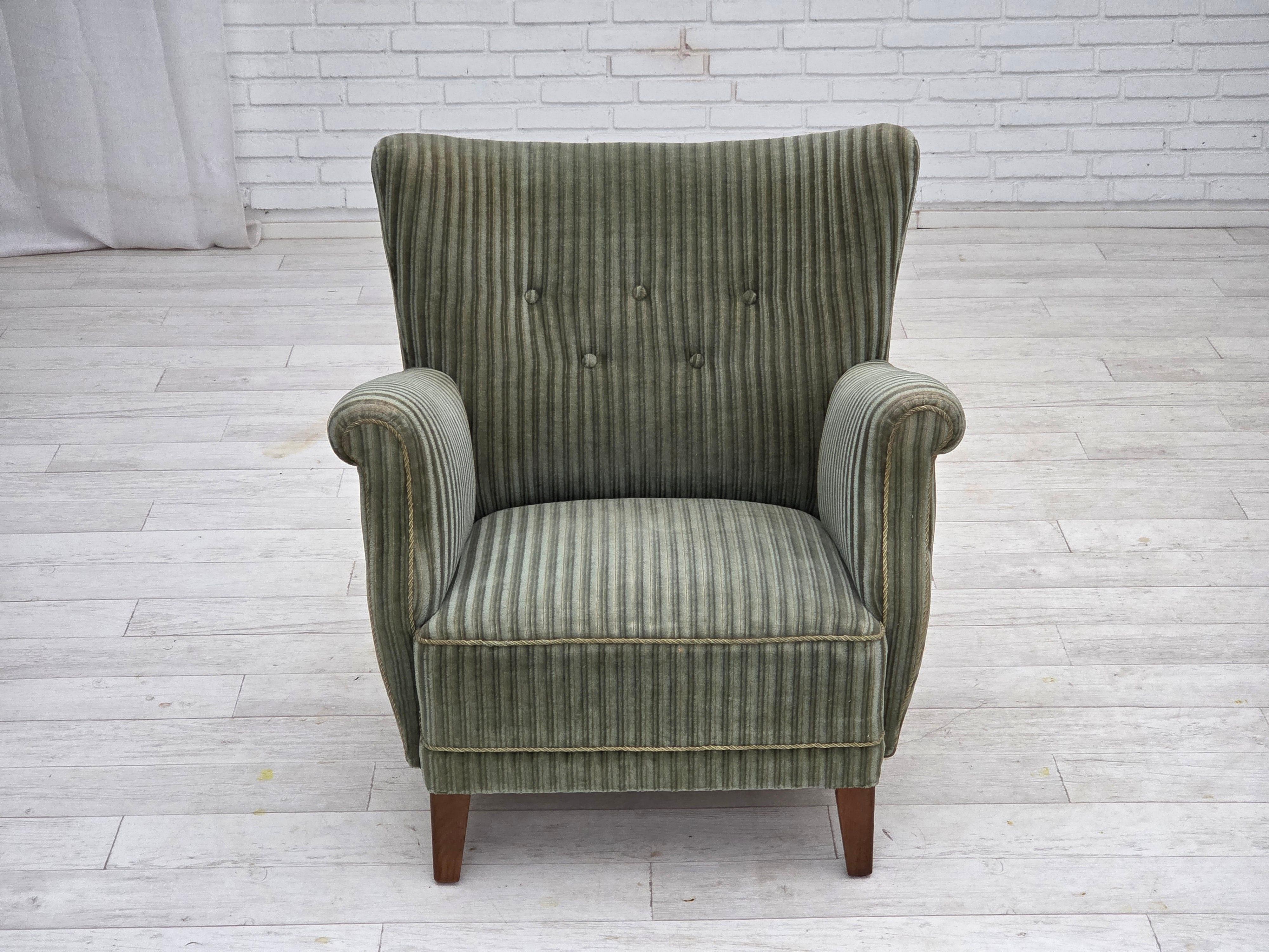 1960er Jahre, Dänischer Sessel. Original grüner Möbelvelours, Messingfedern im Sitz, Eichenholzbeine. Guter Originalzustand: keine Gerüche, keine Flecken und stabile Konstruktion. Hergestellt von einem dänischen Möbelhersteller etwa in den 1960-65er