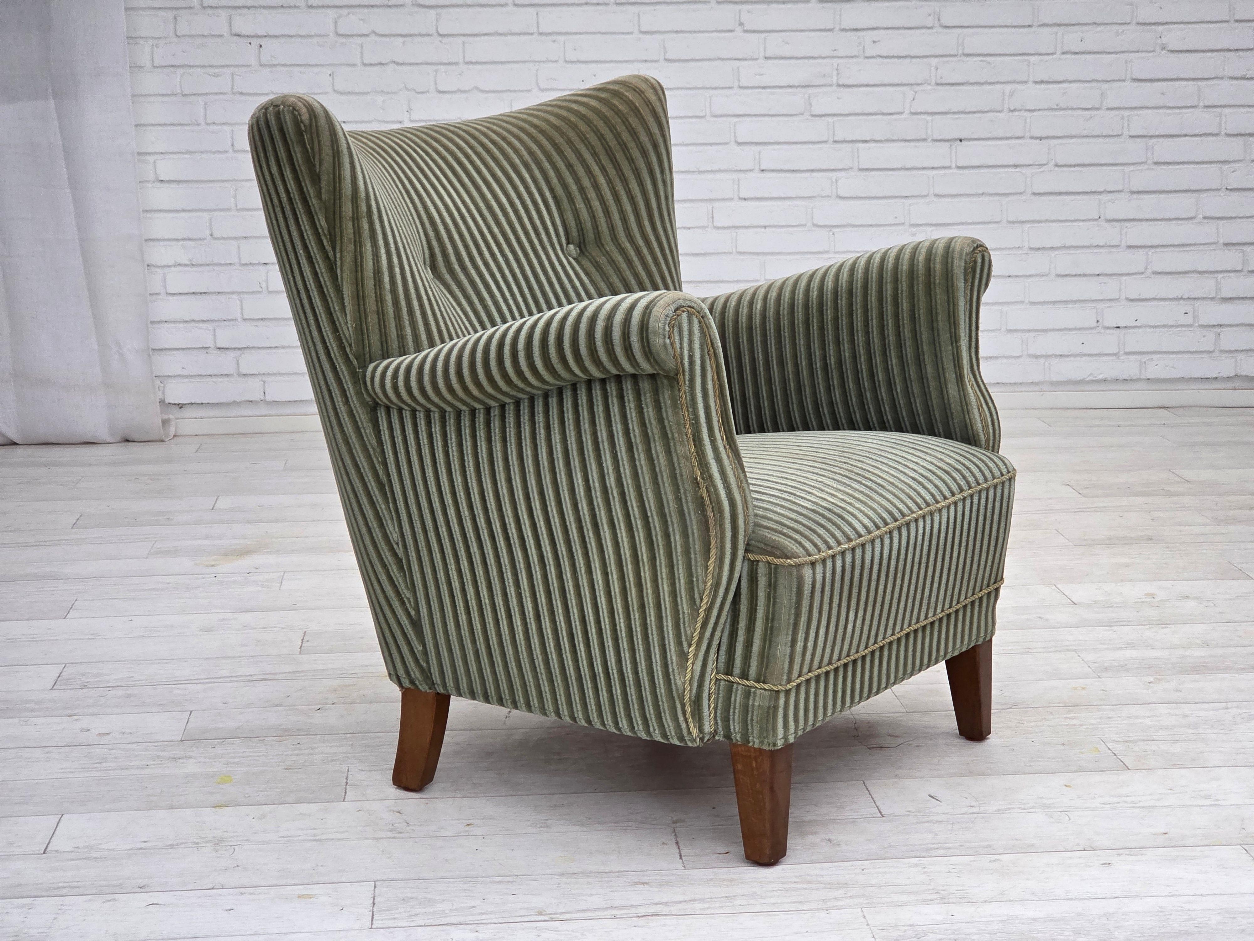 1960er Jahre, Dänischer Sessel. Original grüner Möbelvelours, Messingfedern im Sitz, Eichenholzbeine. Guter Originalzustand: keine Gerüche, keine Flecken und stabile Konstruktion. Hergestellt von einem dänischen Möbelhersteller etwa in den 1960-65er