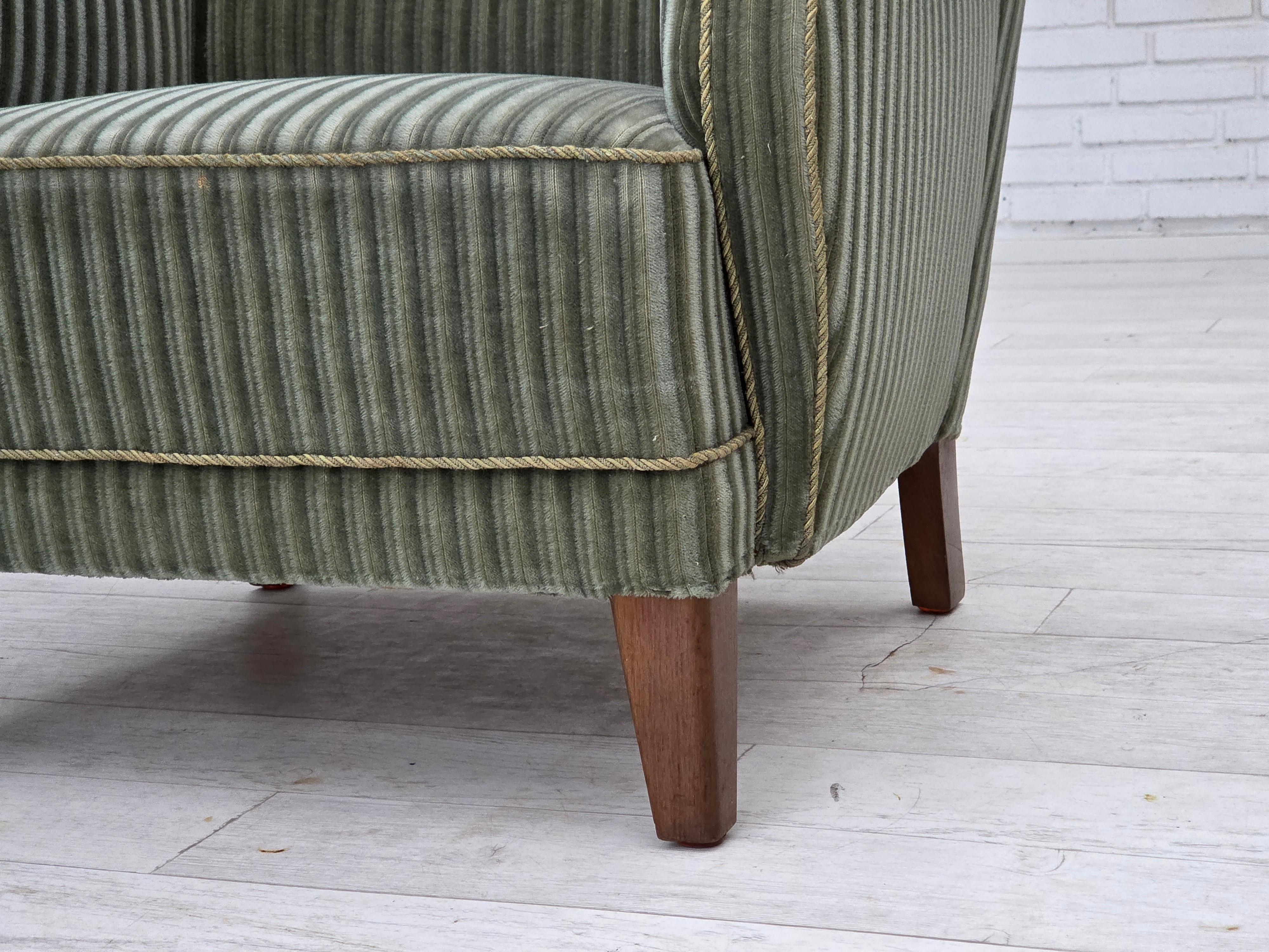 1960er Jahre, Dänischer Sessel, grüner Möbelvelours, Beine aus Eichenholz. (Skandinavische Moderne) im Angebot