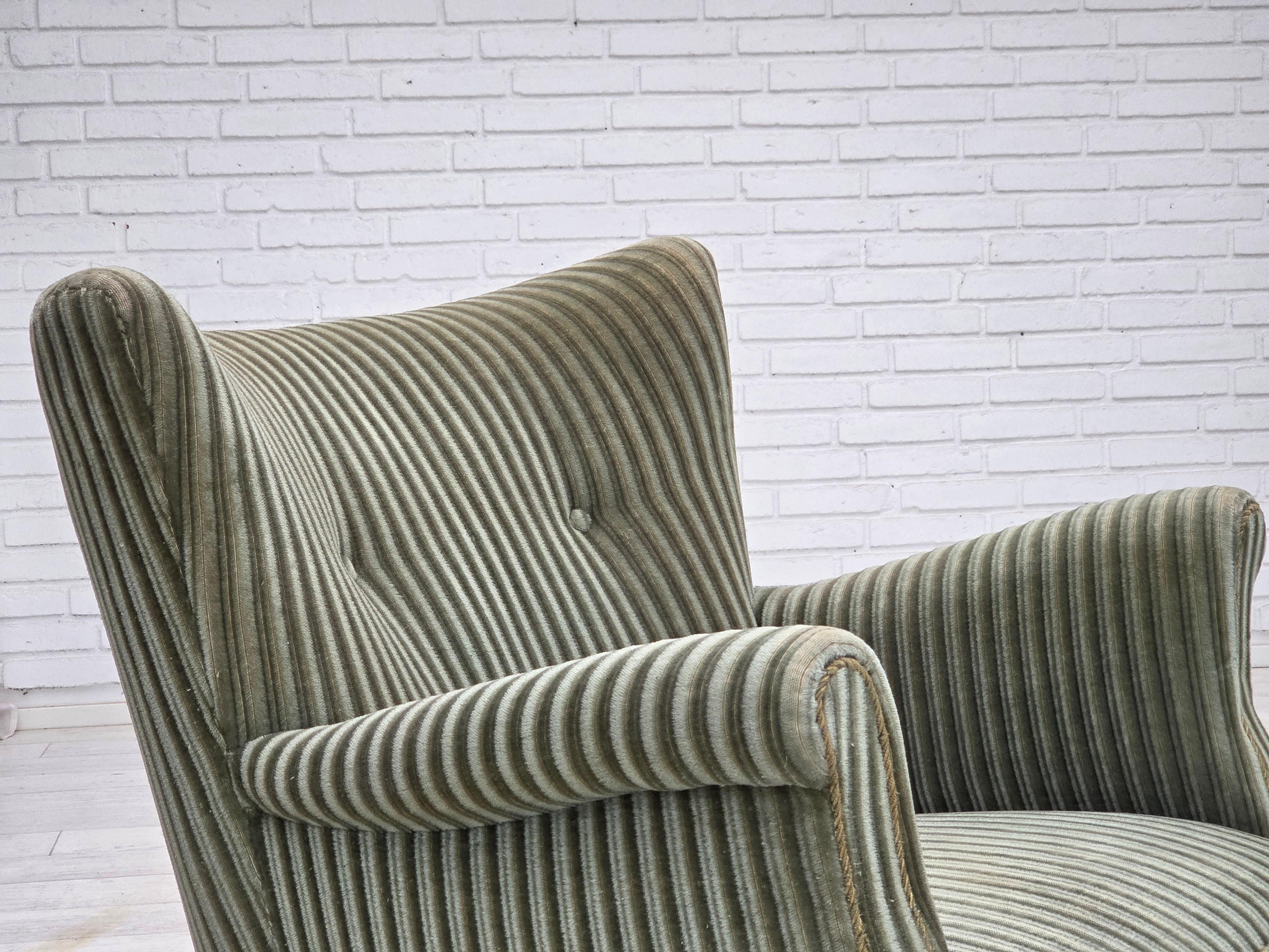 1960er Jahre, Dänischer Sessel, grüner Möbelvelours, Beine aus Eichenholz. (Skandinavische Moderne) im Angebot