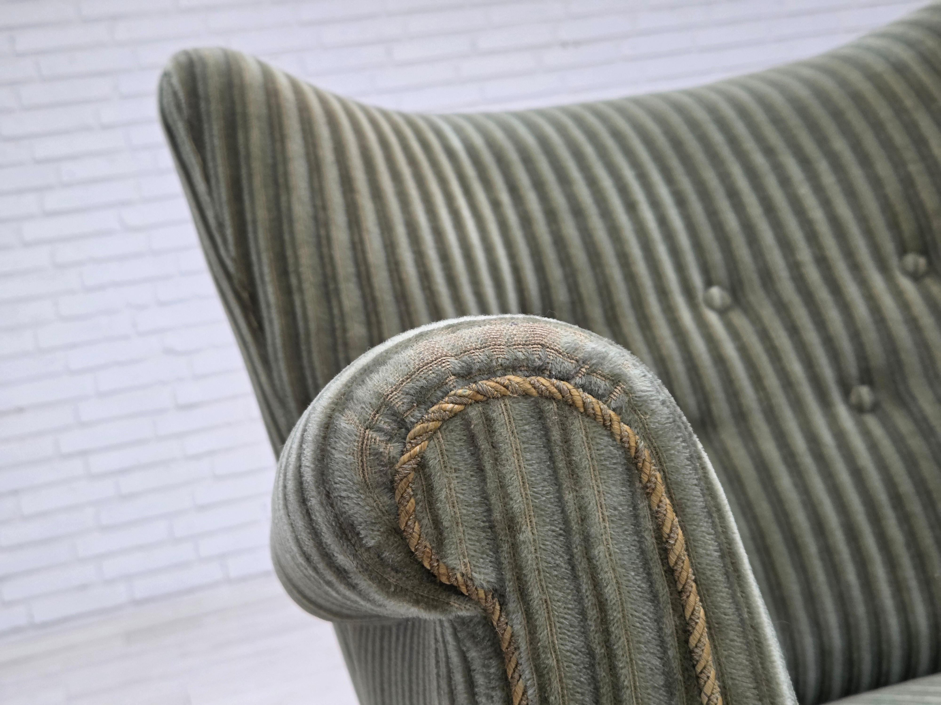 1960er Jahre, Dänischer Sessel, grüner Möbelvelours, Beine aus Eichenholz. (Mitte des 20. Jahrhunderts) im Angebot