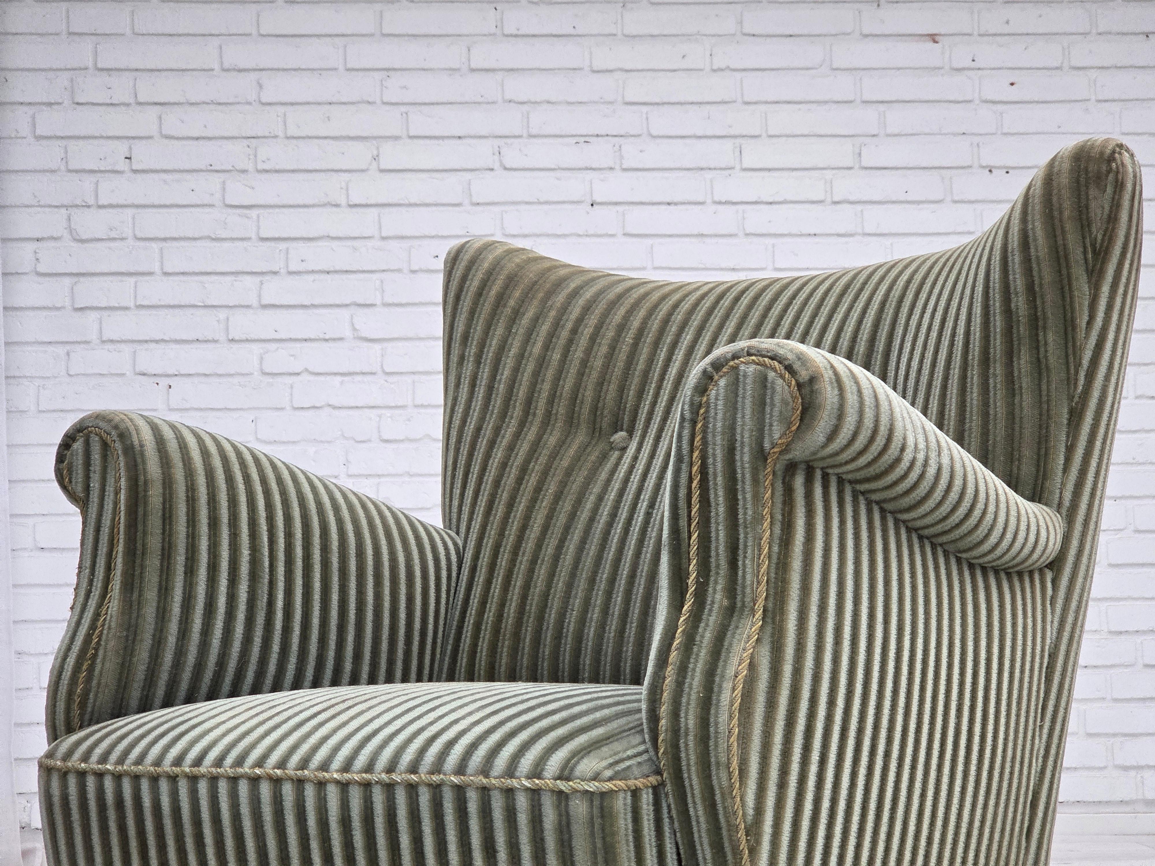 1960er Jahre, Dänischer Sessel, grüner Möbelvelours, Beine aus Eichenholz. (Mitte des 20. Jahrhunderts) im Angebot