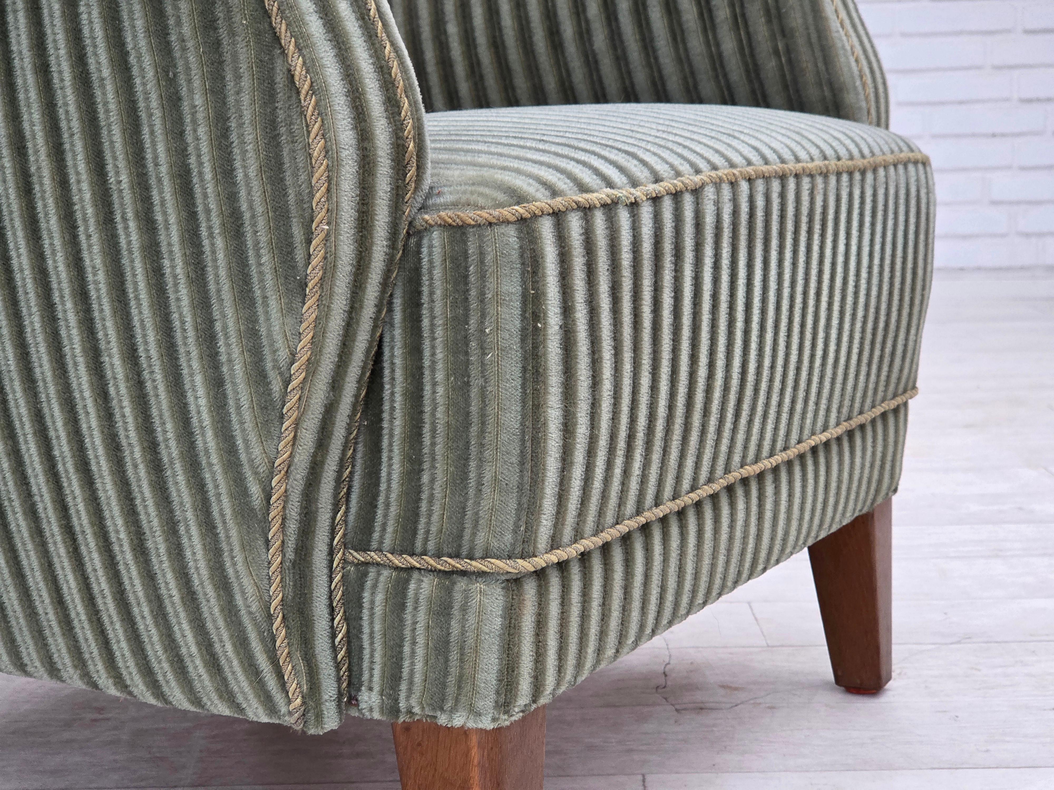 1960er Jahre, Dänischer Sessel, grüner Möbelvelours, Beine aus Eichenholz. im Angebot 1