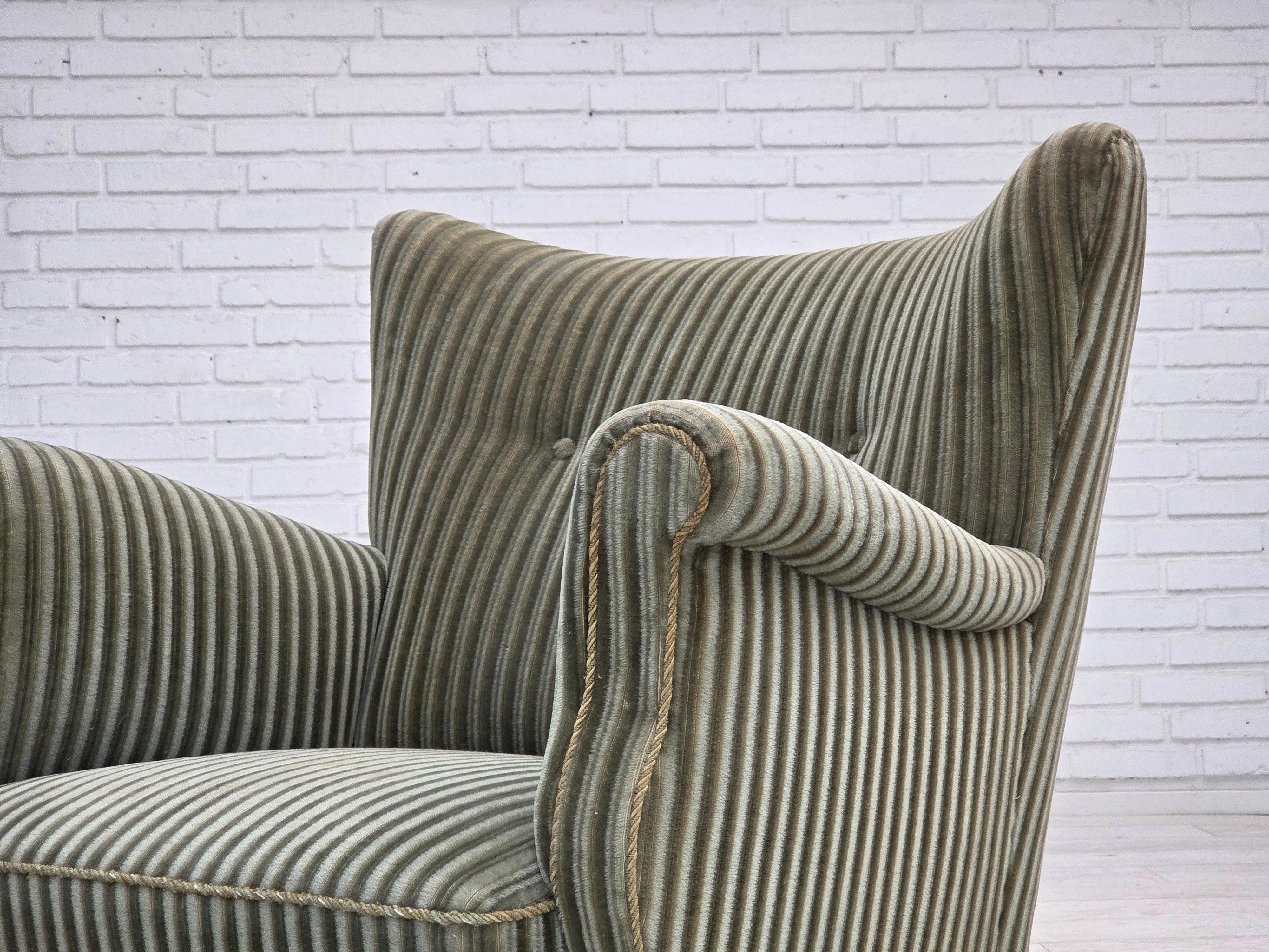 1960er Jahre, Dänischer Sessel, grüner Möbelvelours, Beine aus Eichenholz. im Angebot 1