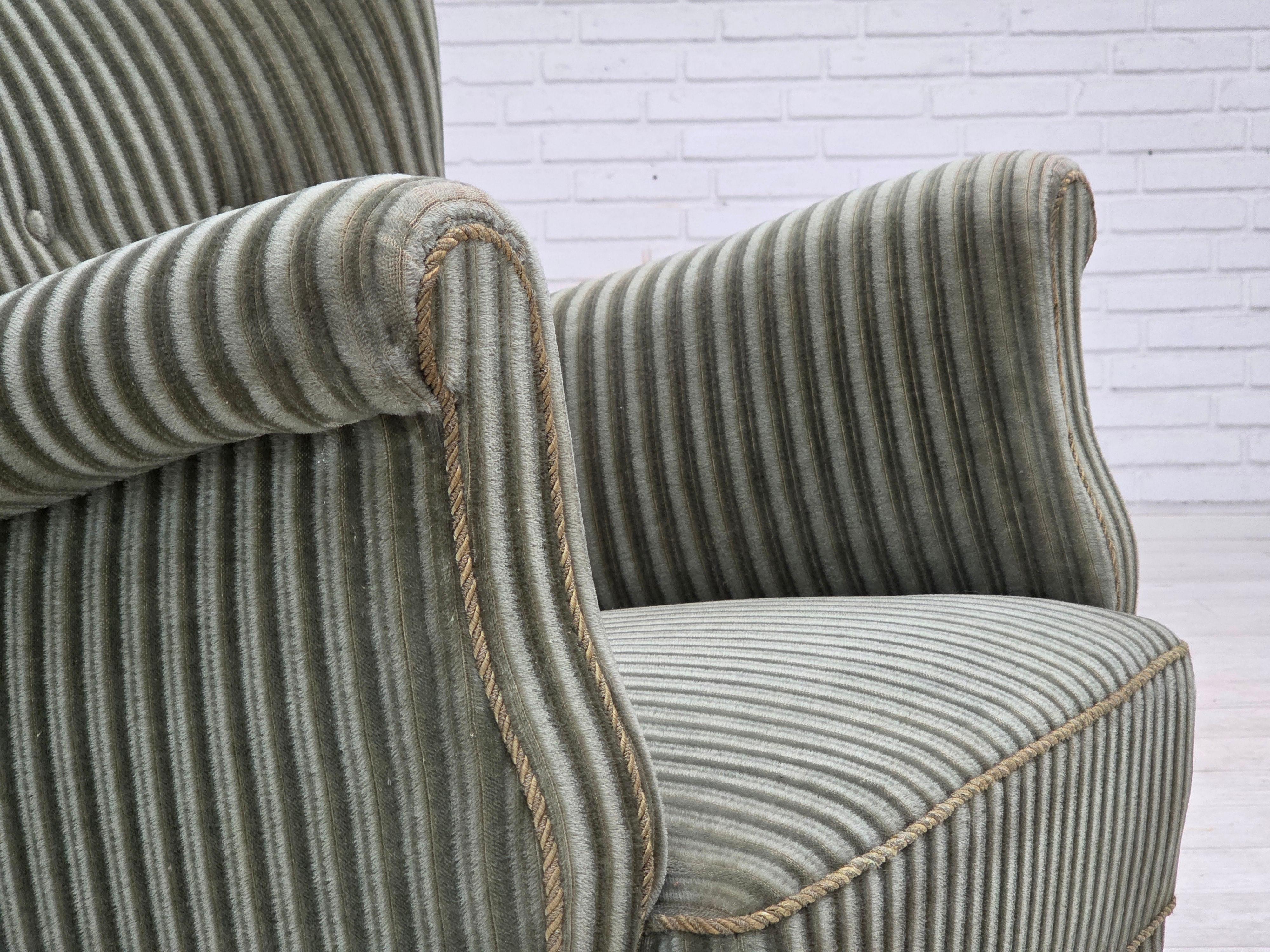 1960er Jahre, Dänischer Sessel, grüner Möbelvelours, Beine aus Eichenholz. im Angebot 2