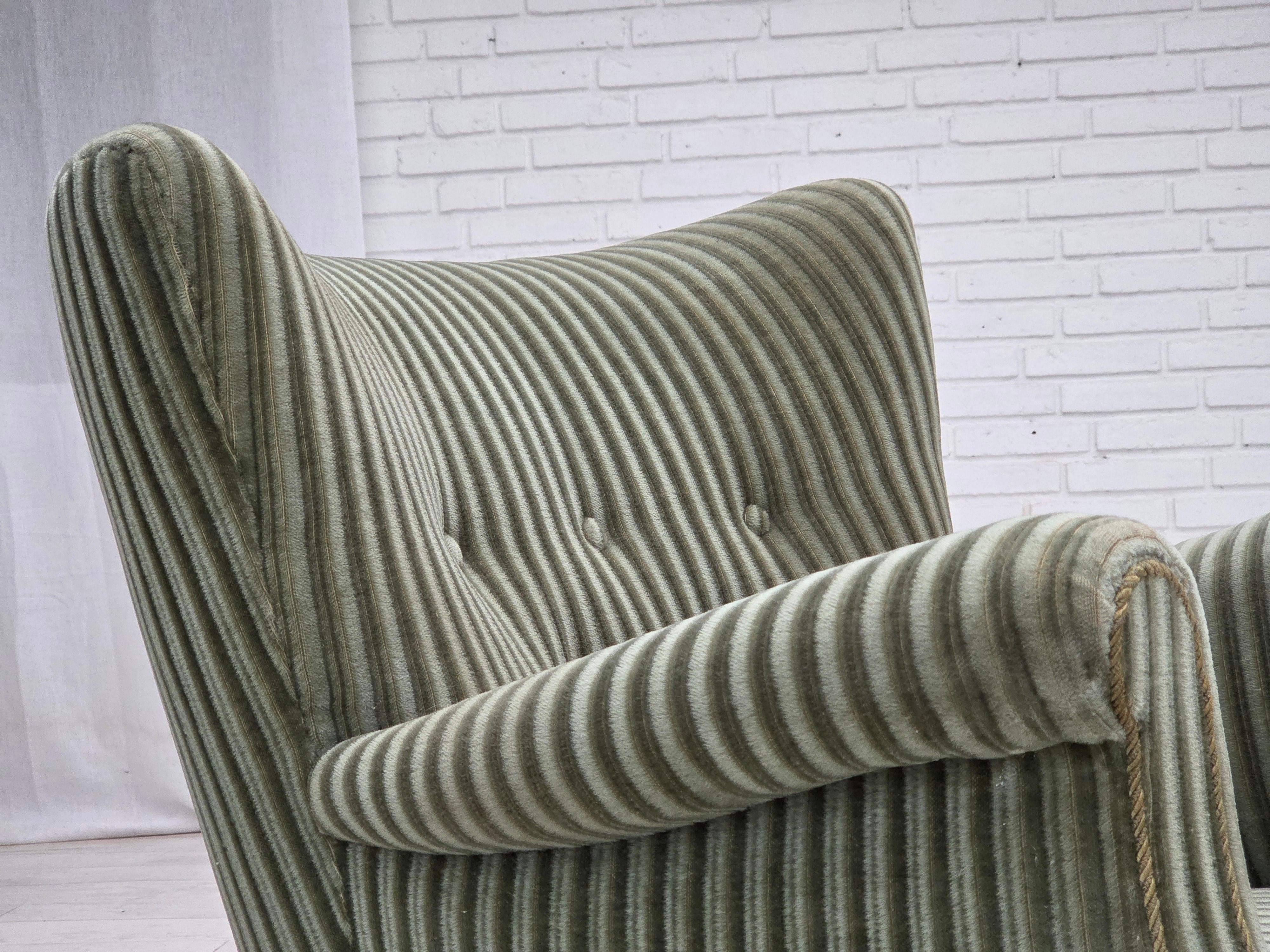 1960er Jahre, Dänischer Sessel, grüner Möbelvelours, Beine aus Eichenholz. im Angebot 3