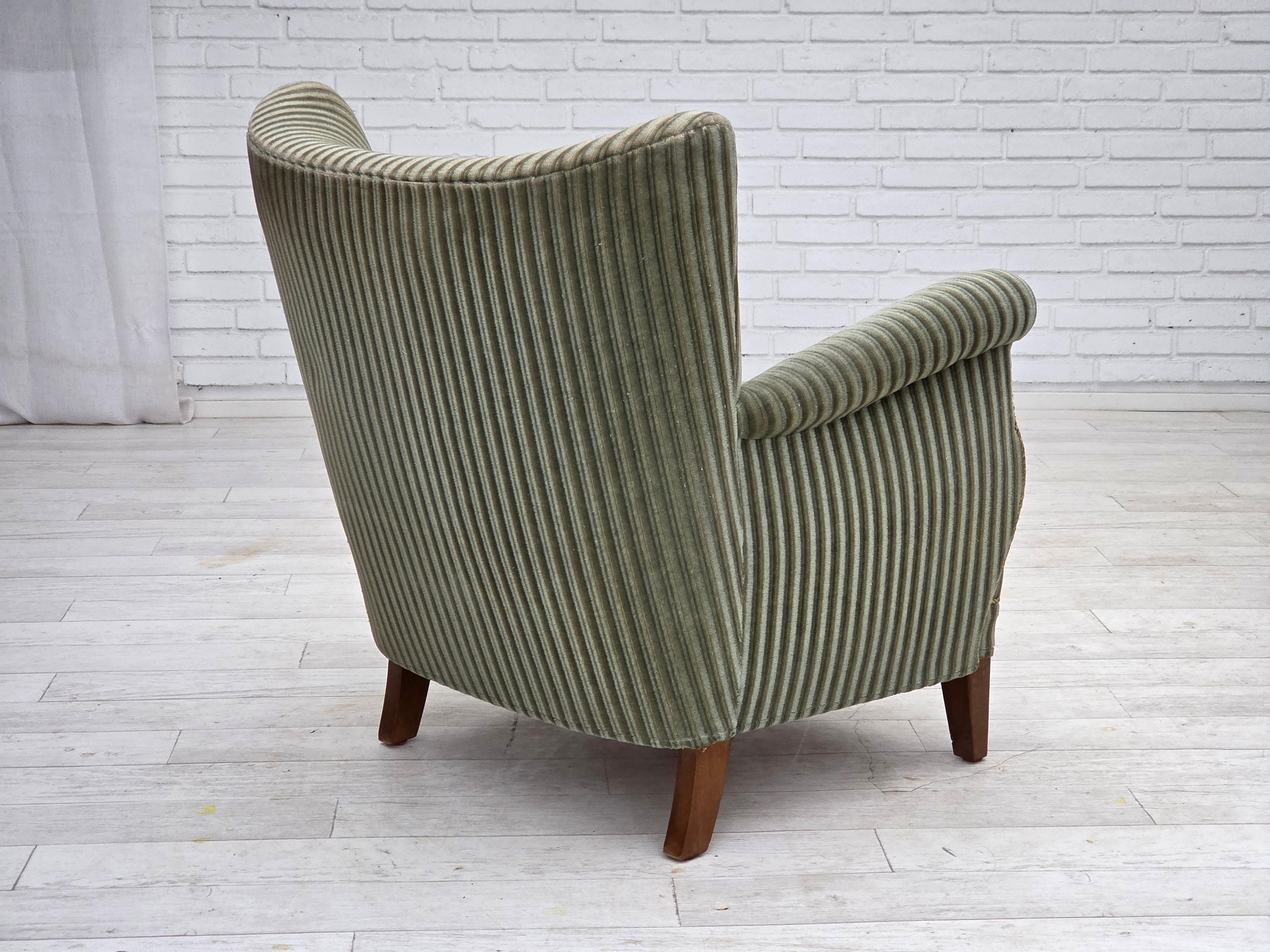 1960er Jahre, Dänischer Sessel, grüner Möbelvelours, Beine aus Eichenholz. im Angebot 3