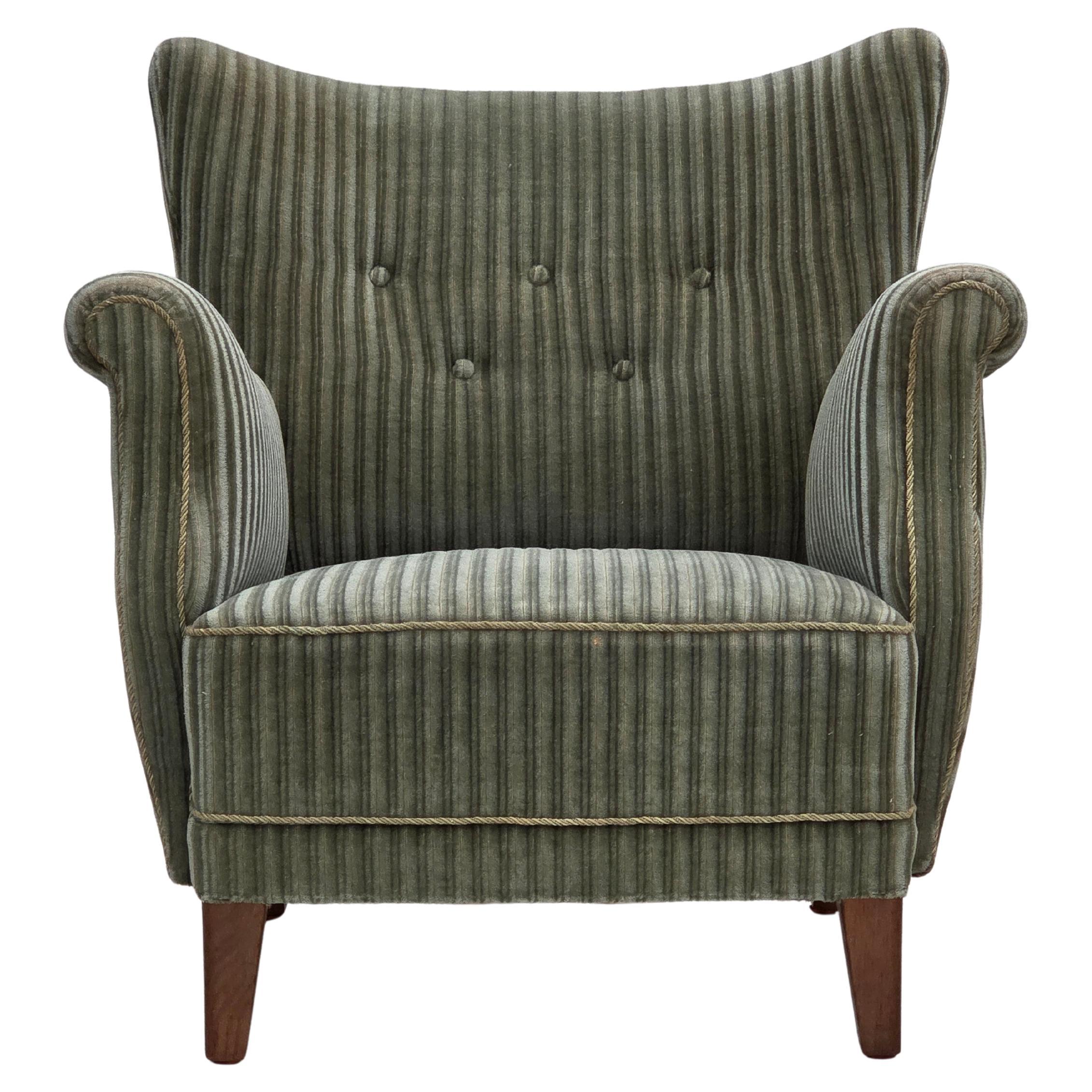 1960s, Fauteuil Woodene, velours d
ameublement vert, pieds en bois de chêne.