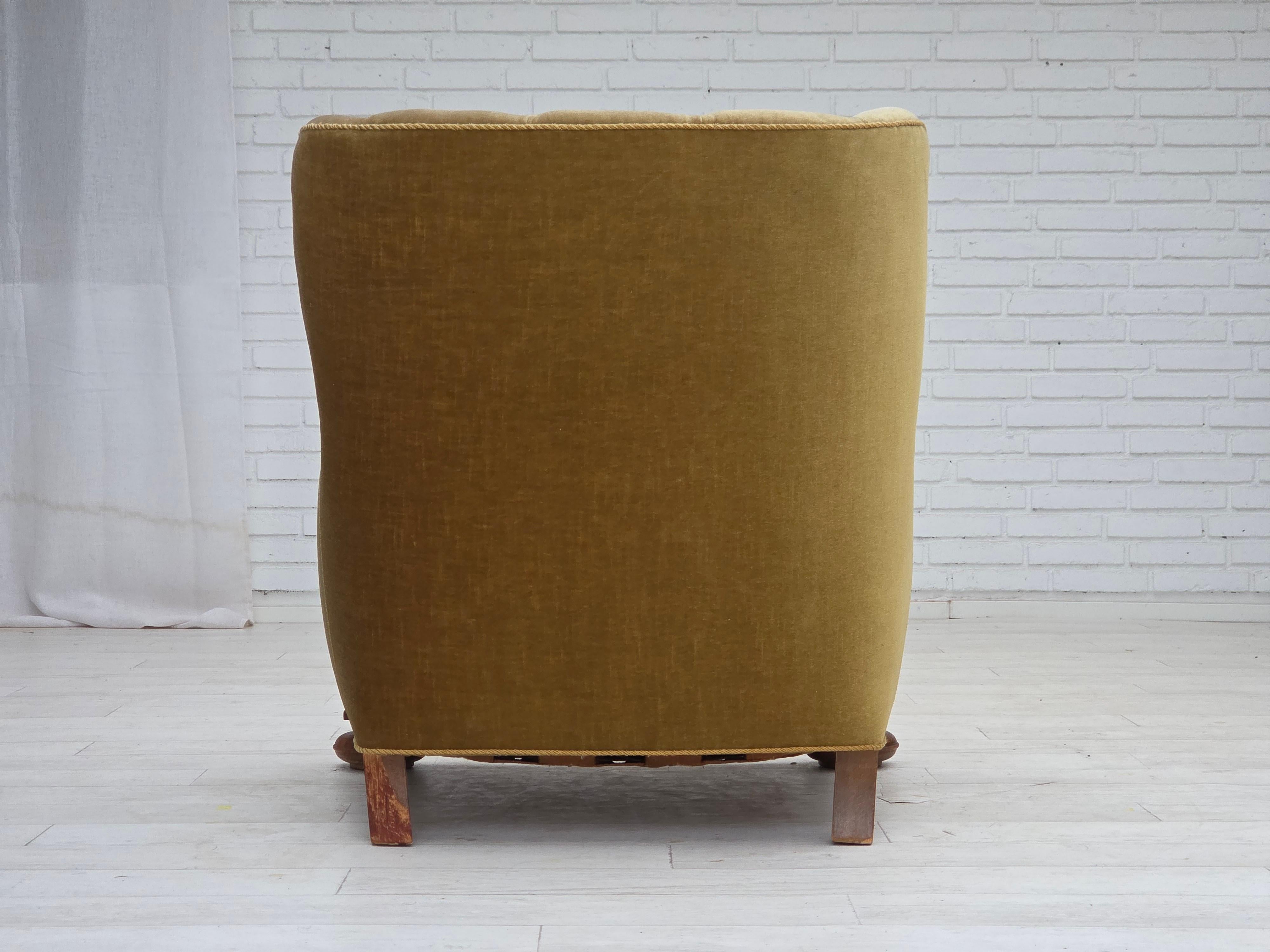 1960er Jahre, dänischer Sessel, grüner Möbelvelours, massiv geschnitztes Eichenholz. im Angebot 3