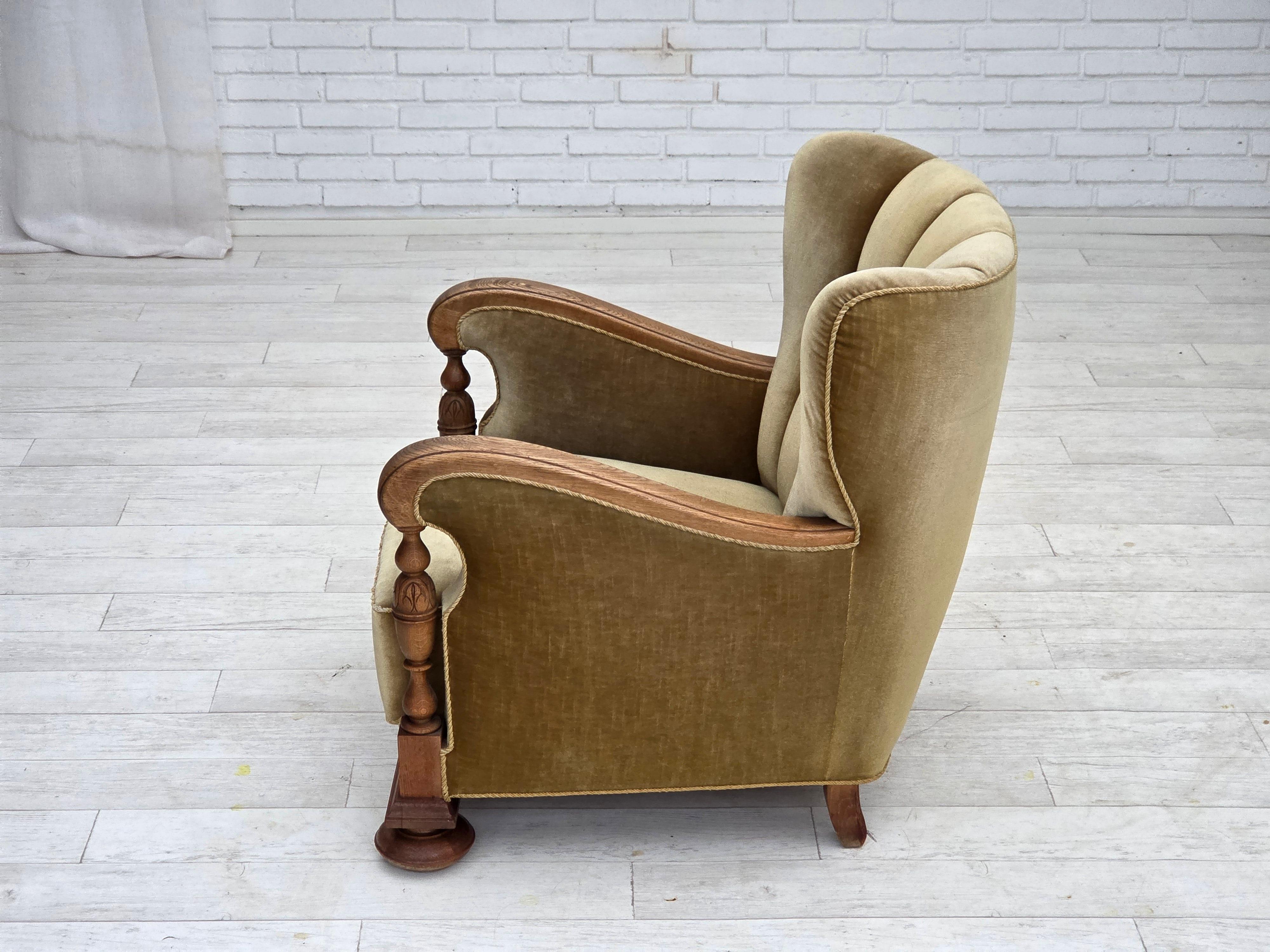 1960er Jahre, dänischer Sessel, grüner Möbelvelours, massiv geschnitztes Eichenholz. im Angebot 5