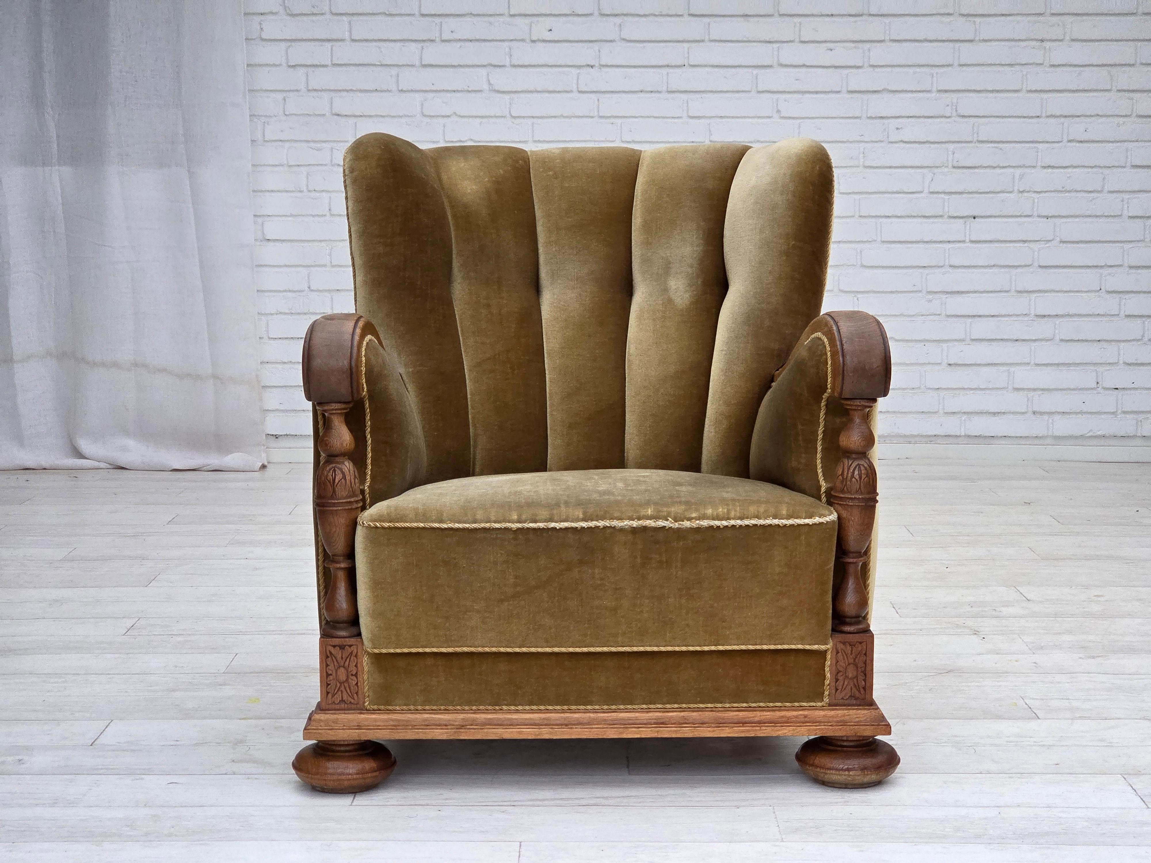 1960er Jahre, dänischer Sessel, grüner Möbelvelours, massiv geschnitztes Eichenholz. (Dänisch) im Angebot