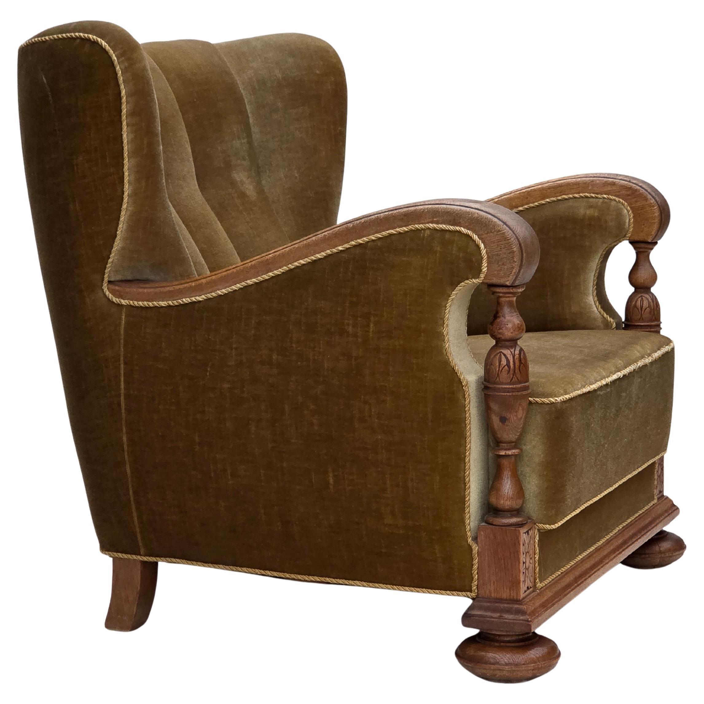 Fauteuil danois des années 1960, velours d'ameublement vert, bois de chêne massif sculpté.