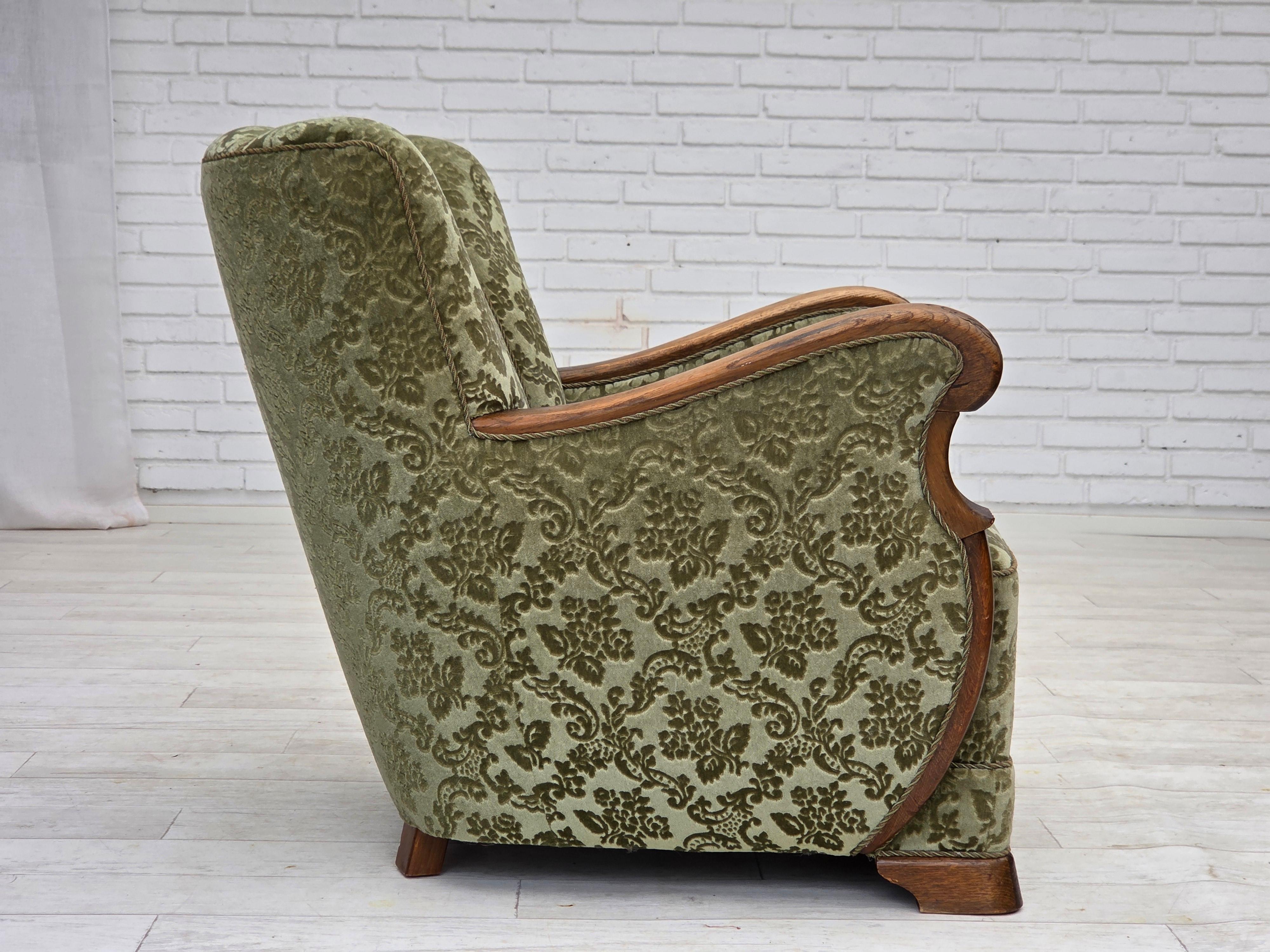 Años 60, sillón danés, muebles de terciopelo verde, madera maciza de roble. en venta 3