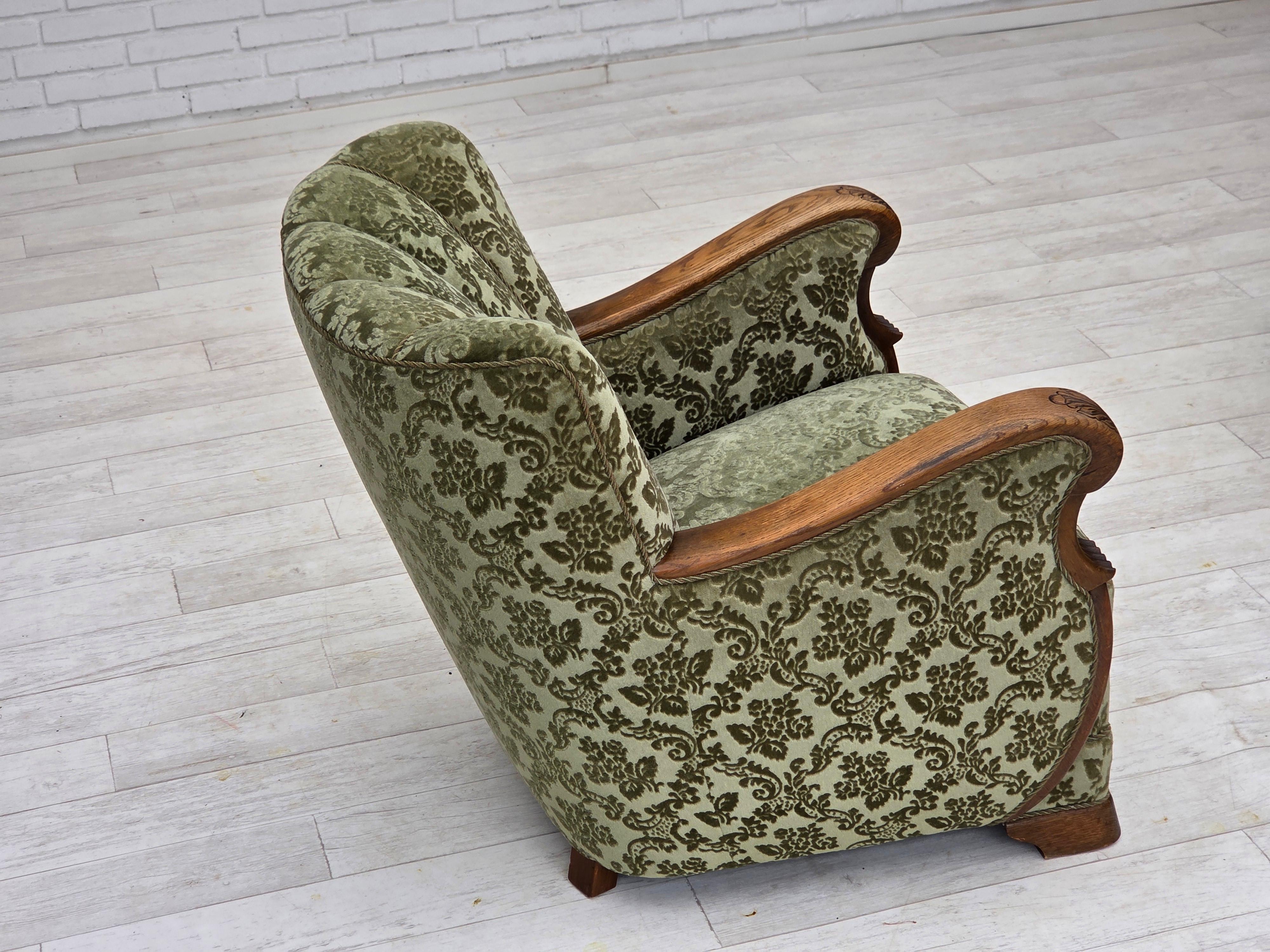 Años 60, sillón danés, muebles de terciopelo verde, madera maciza de roble. en venta 5