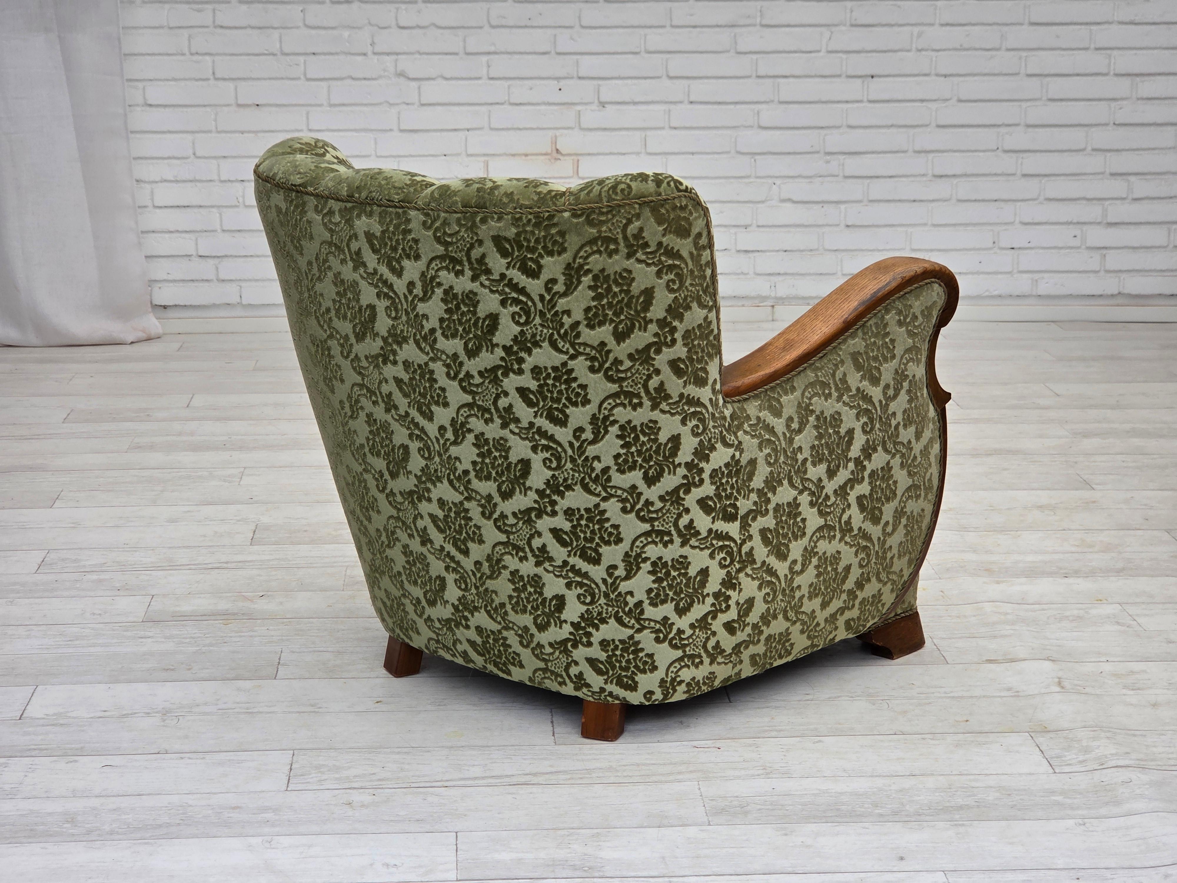 Años 60, sillón danés, muebles de terciopelo verde, madera maciza de roble. en venta 6