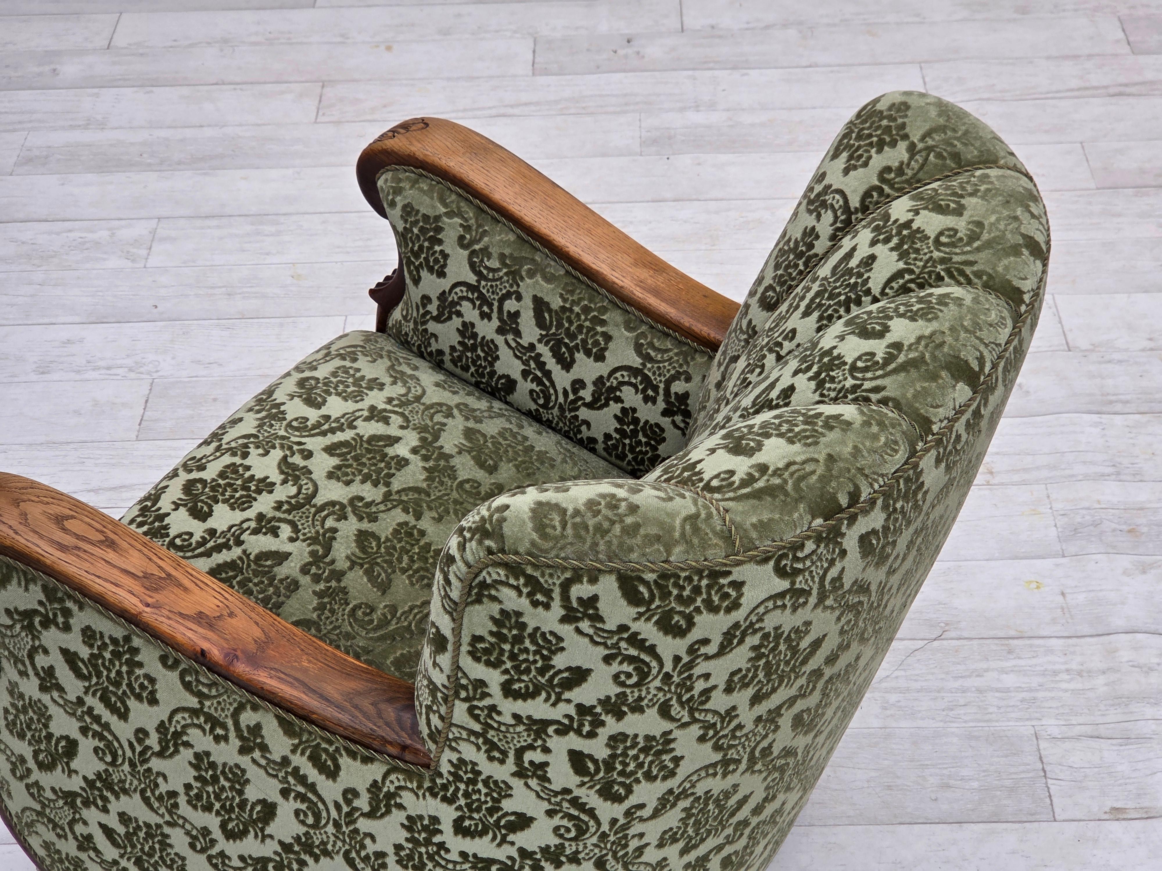 Años 60, sillón danés, muebles de terciopelo verde, madera maciza de roble. en venta 8