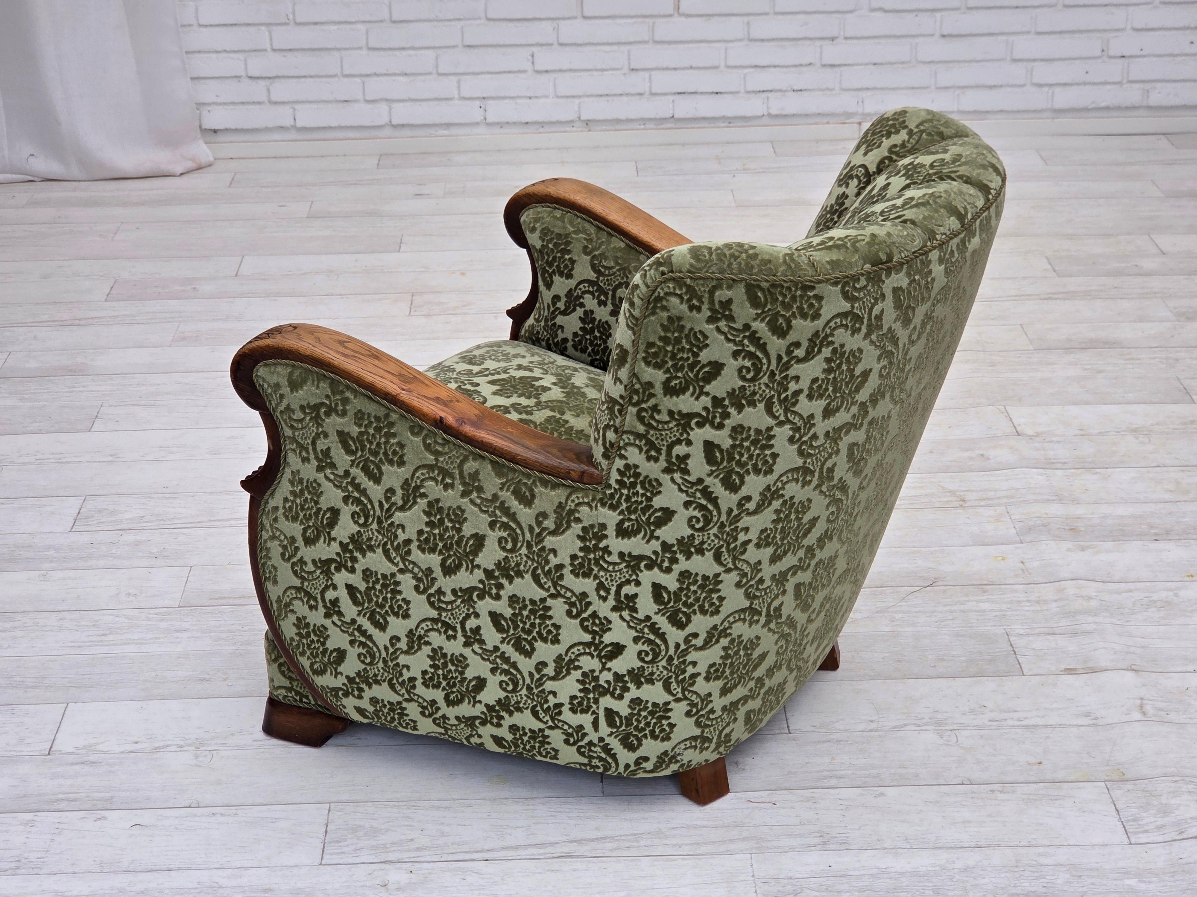 Años 60, sillón danés, muebles de terciopelo verde, madera maciza de roble. en venta 9