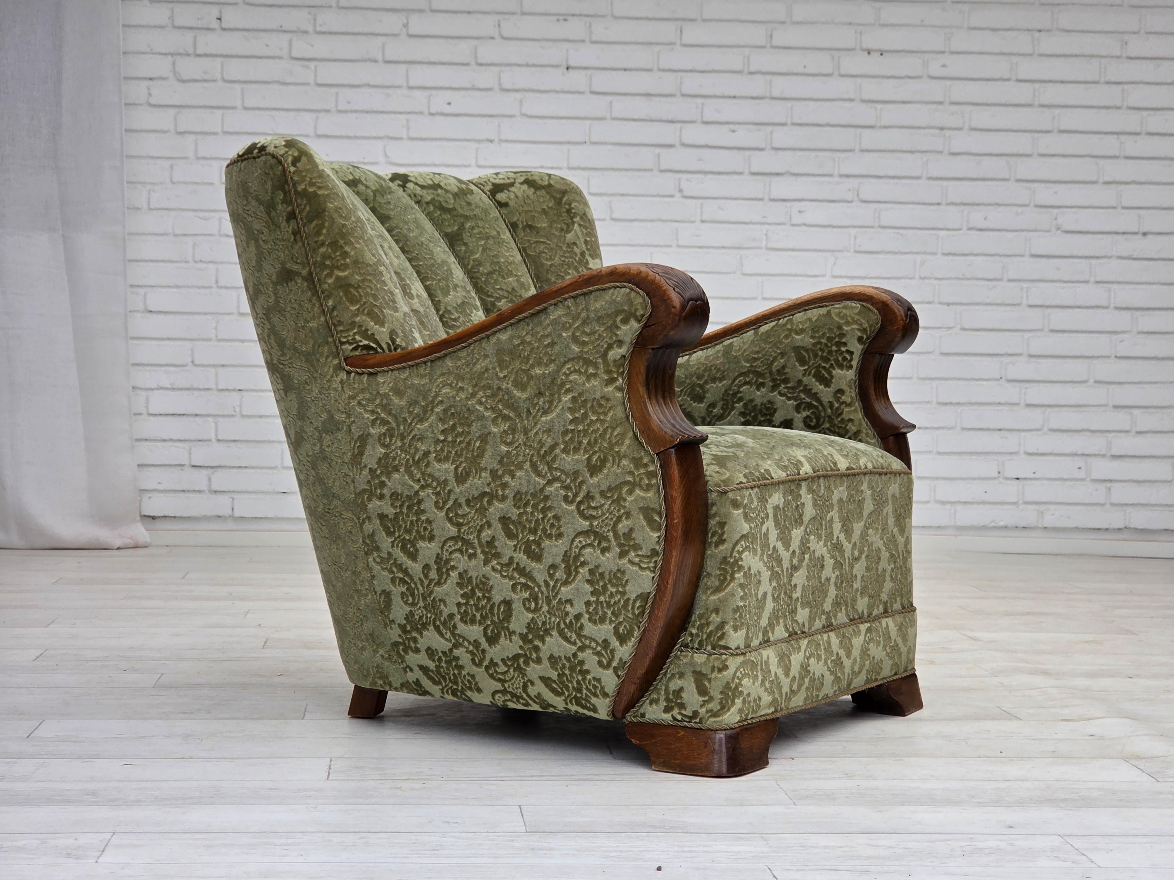 Años 60, sillón danés. Muebles de terciopelo verde, madera maciza de roble, muelles de latón en el asiento. Muy buen estado original: sin olores, sin manchas y construcción estable. Fabricado por un fabricante de muebles danés entre 1960 y 1965.