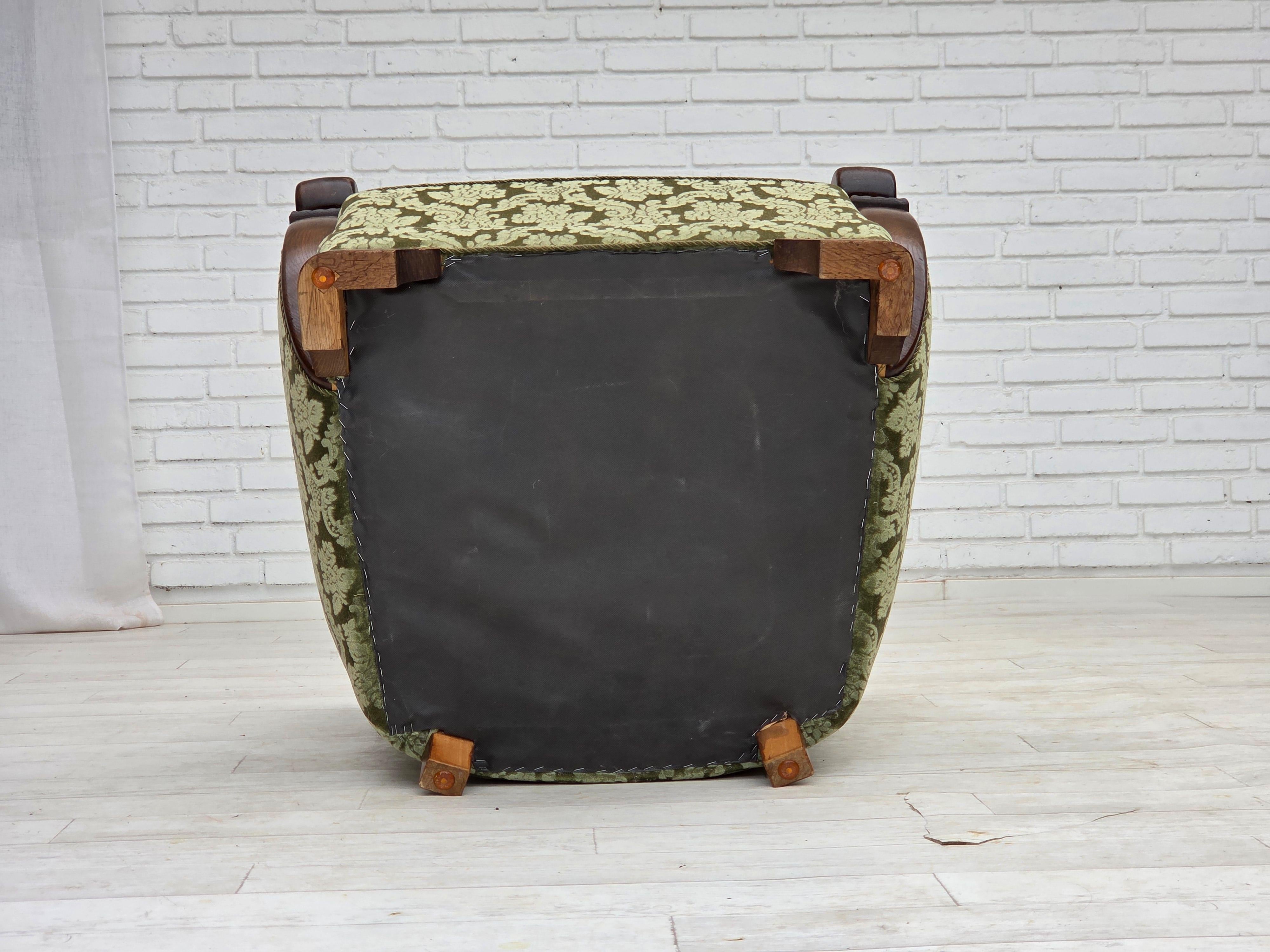 Años 60, sillón danés, muebles de terciopelo verde, madera maciza de roble. en venta 13