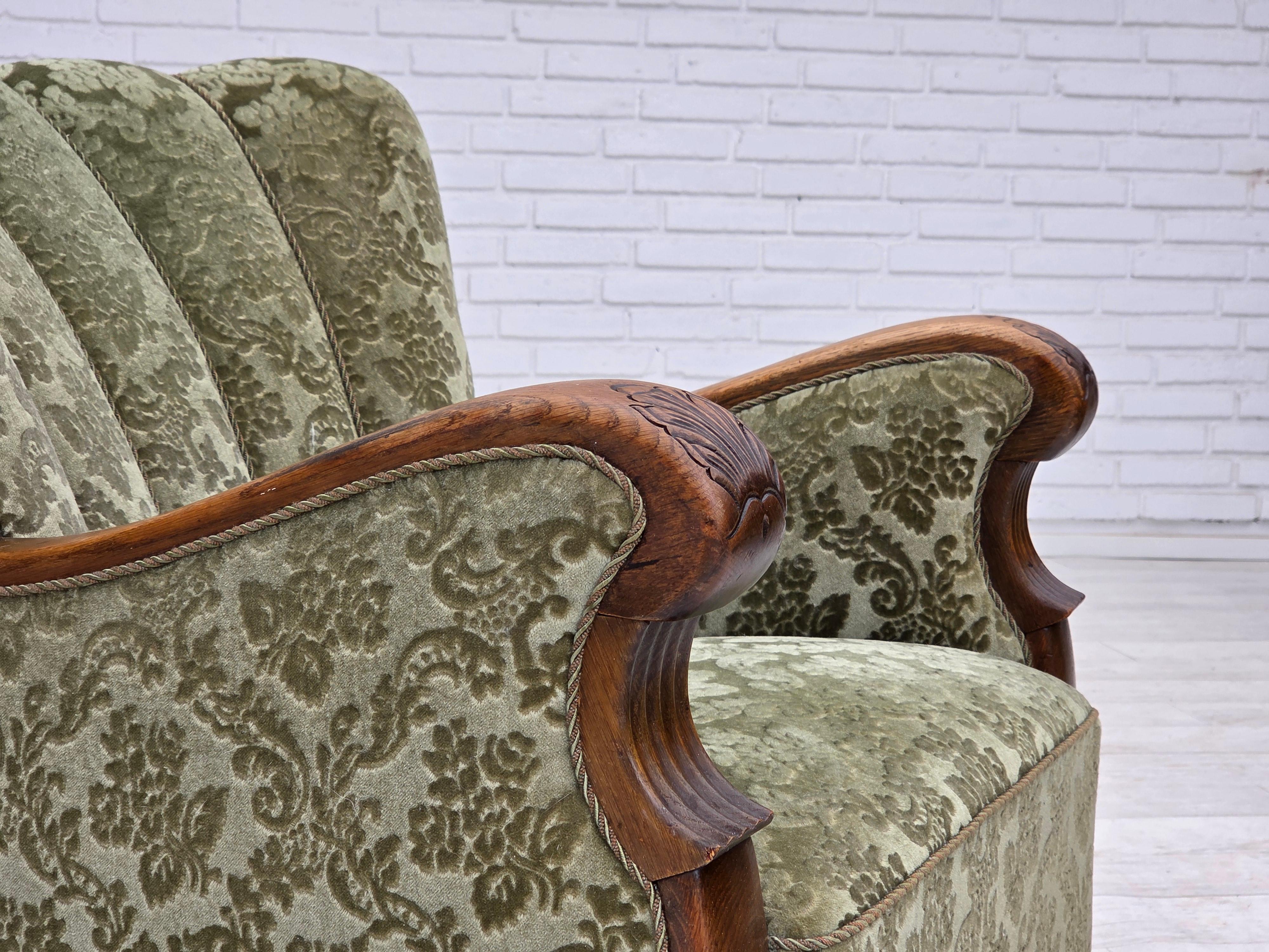 Años 60, sillón danés, muebles de terciopelo verde, madera maciza de roble. Danés en venta