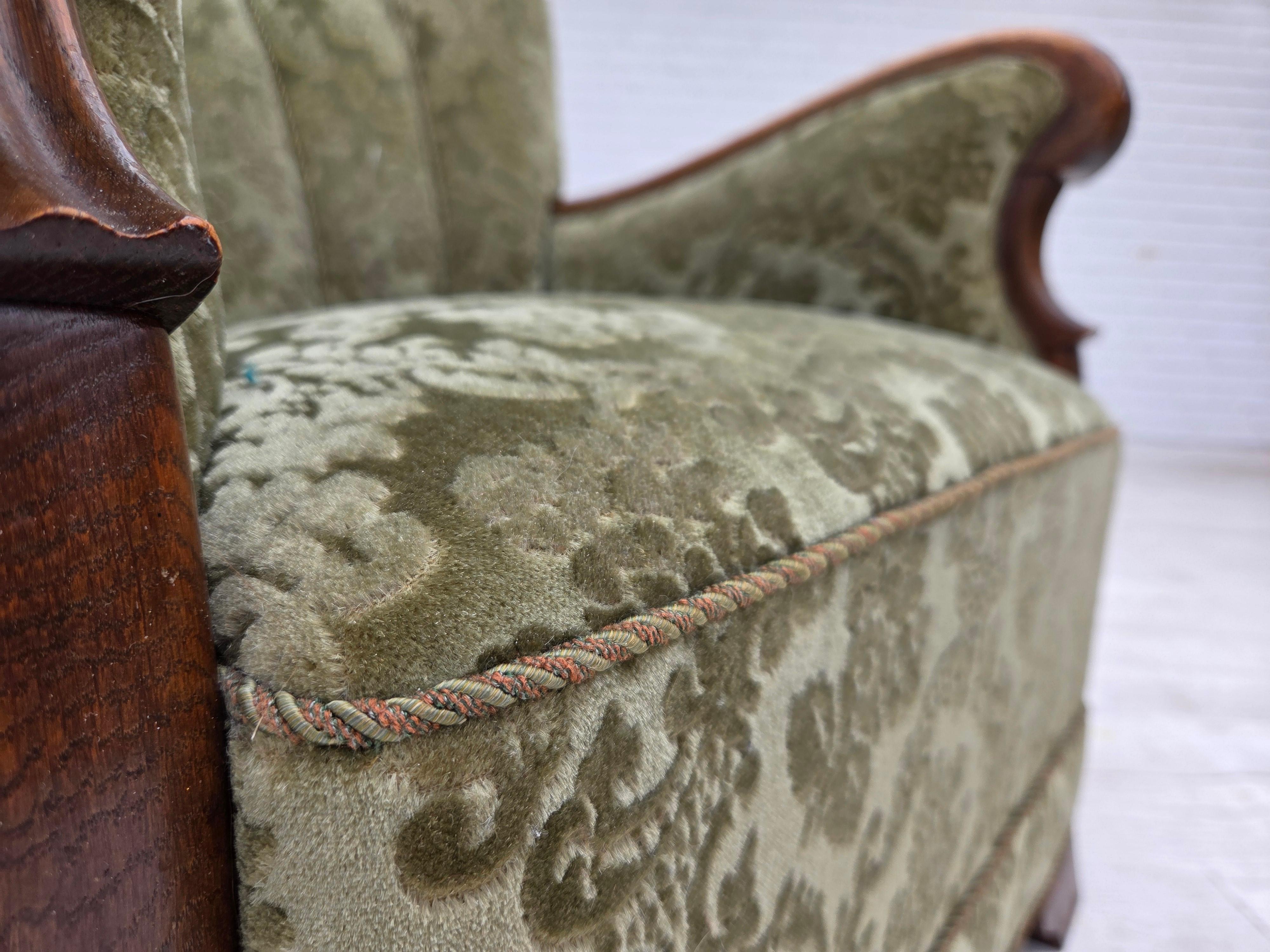 Años 60, sillón danés, muebles de terciopelo verde, madera maciza de roble. en Bueno estado para la venta en Tarm, 82