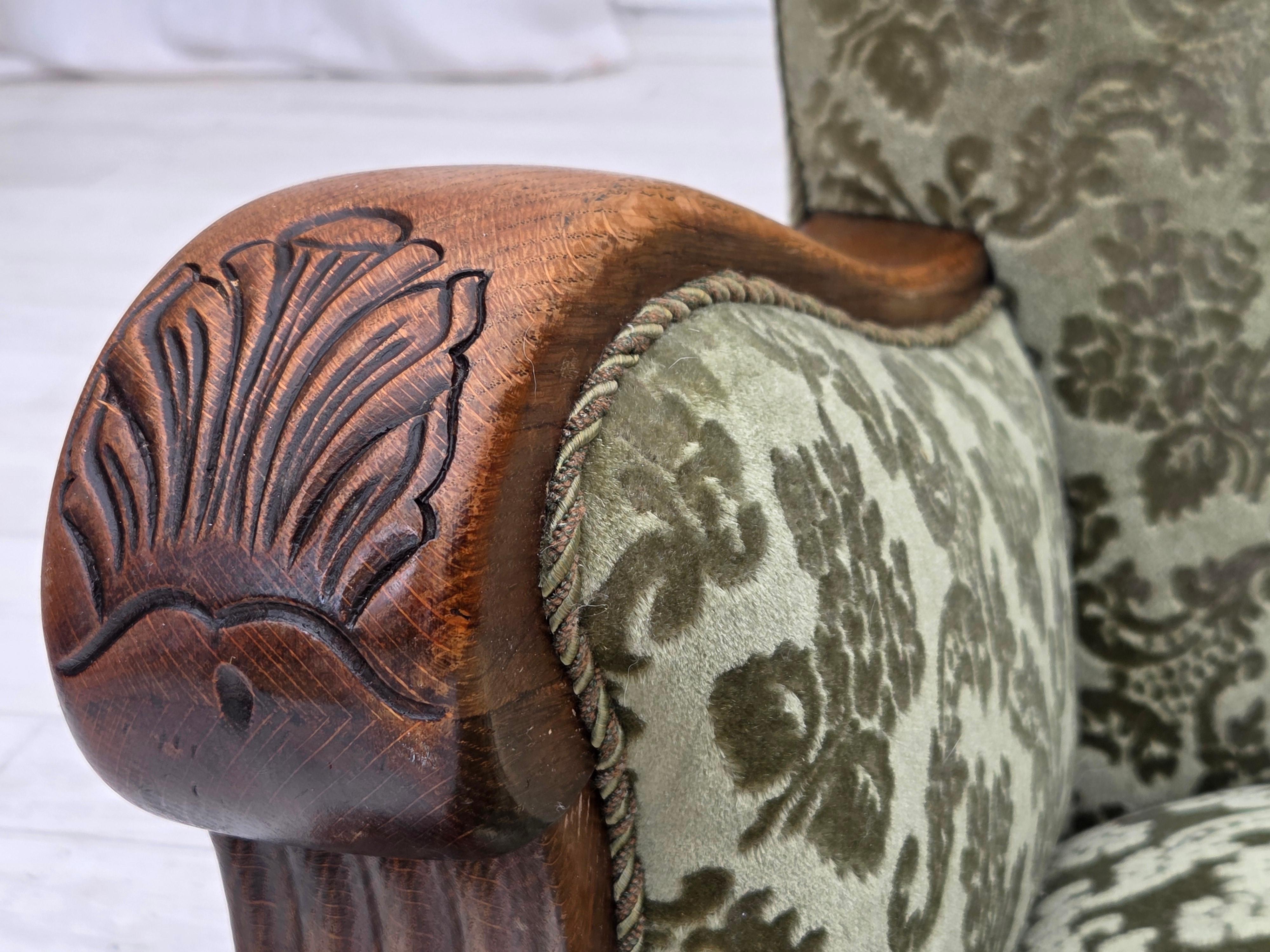 Años 60, sillón danés, muebles de terciopelo verde, madera maciza de roble. Terciopelo en venta