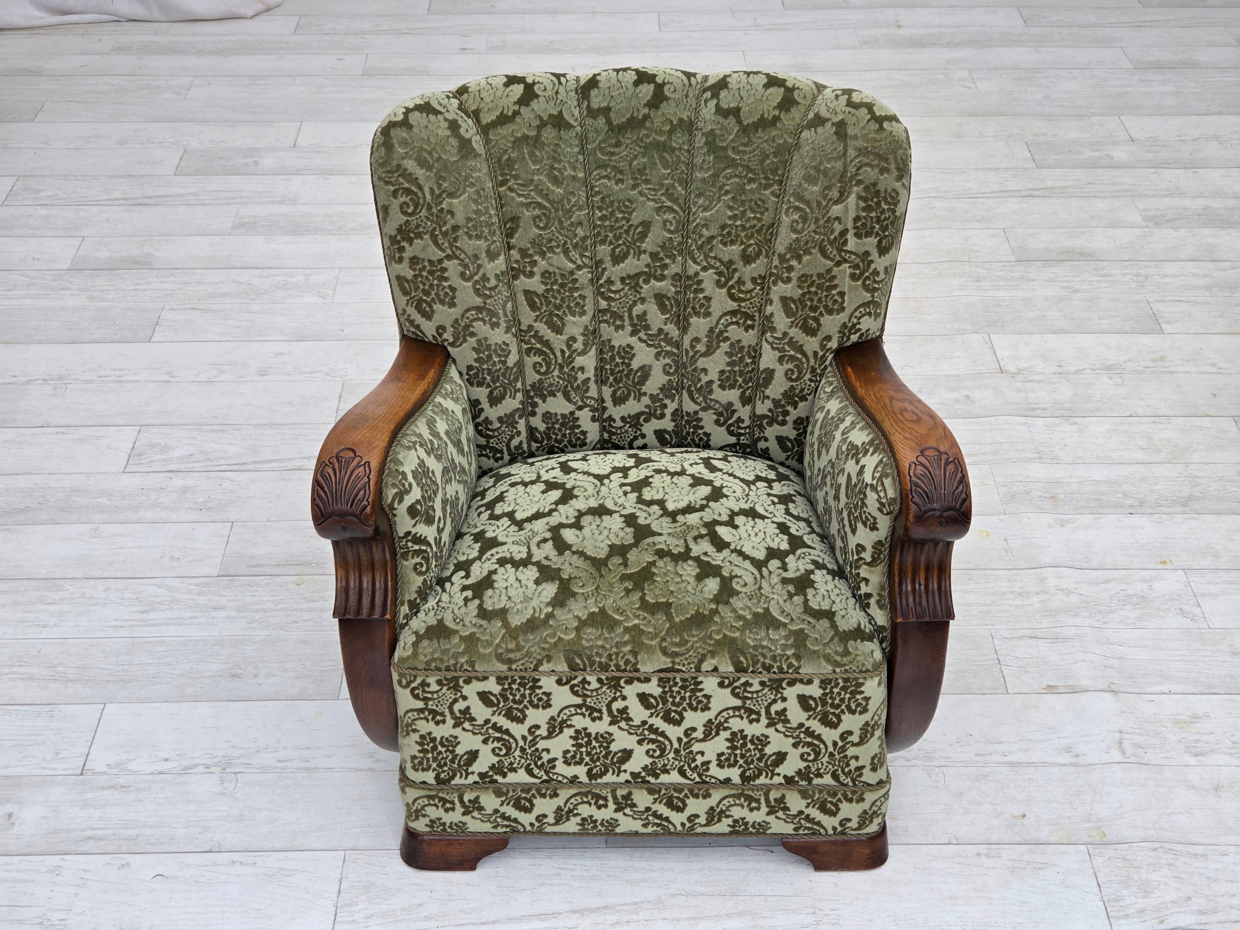 Años 60, sillón danés, muebles de terciopelo verde, madera maciza de roble. en venta 2