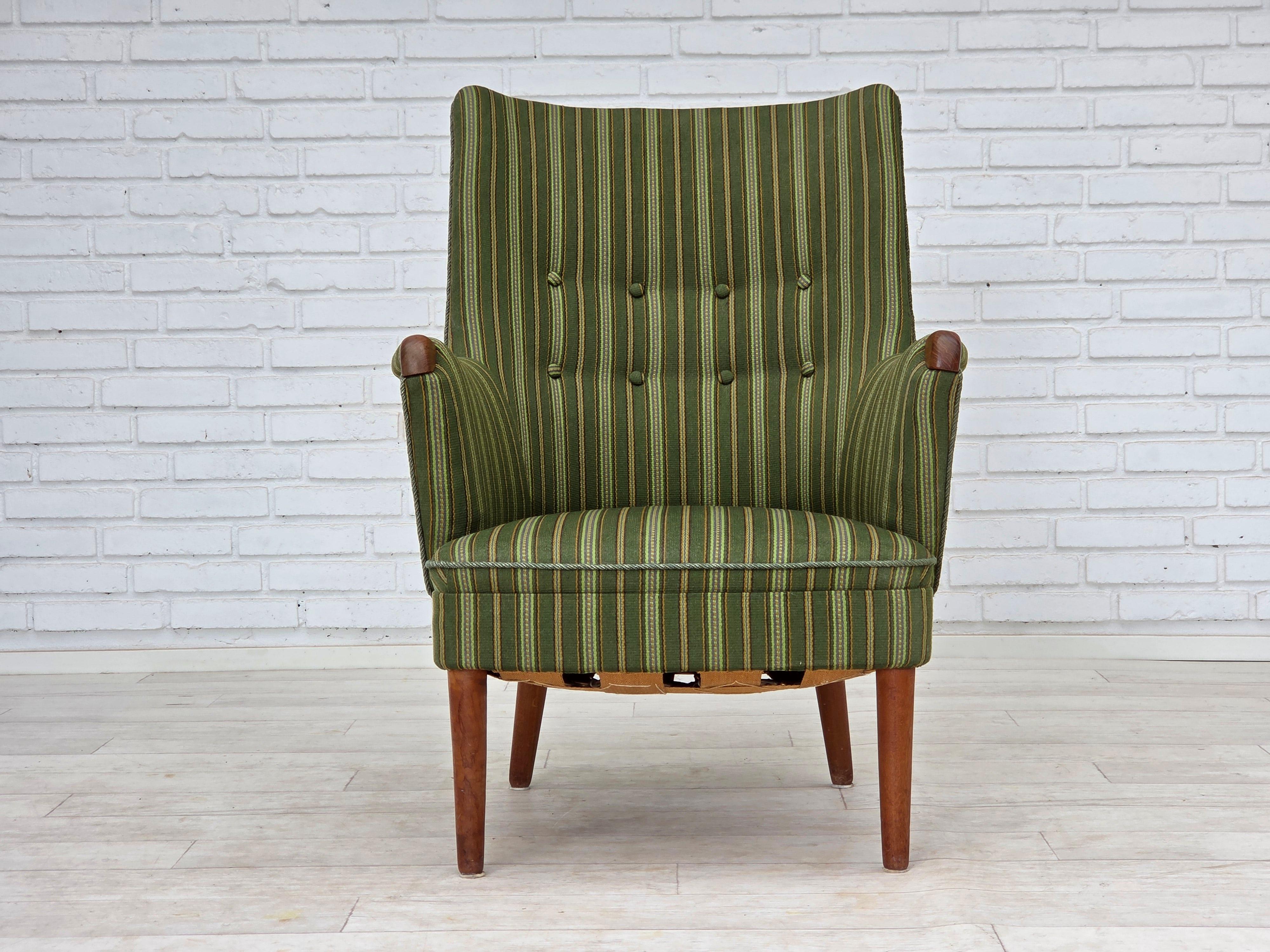 1960, Poltrona danese. Mobili in lana verde, gambe e braccioli in legno di teak. Molle in ottone nel sedile. Condizioni originali molto buone: nessun odore, nessuna macchia e struttura stabile. Prodotto da un produttore di mobili danese intorno al