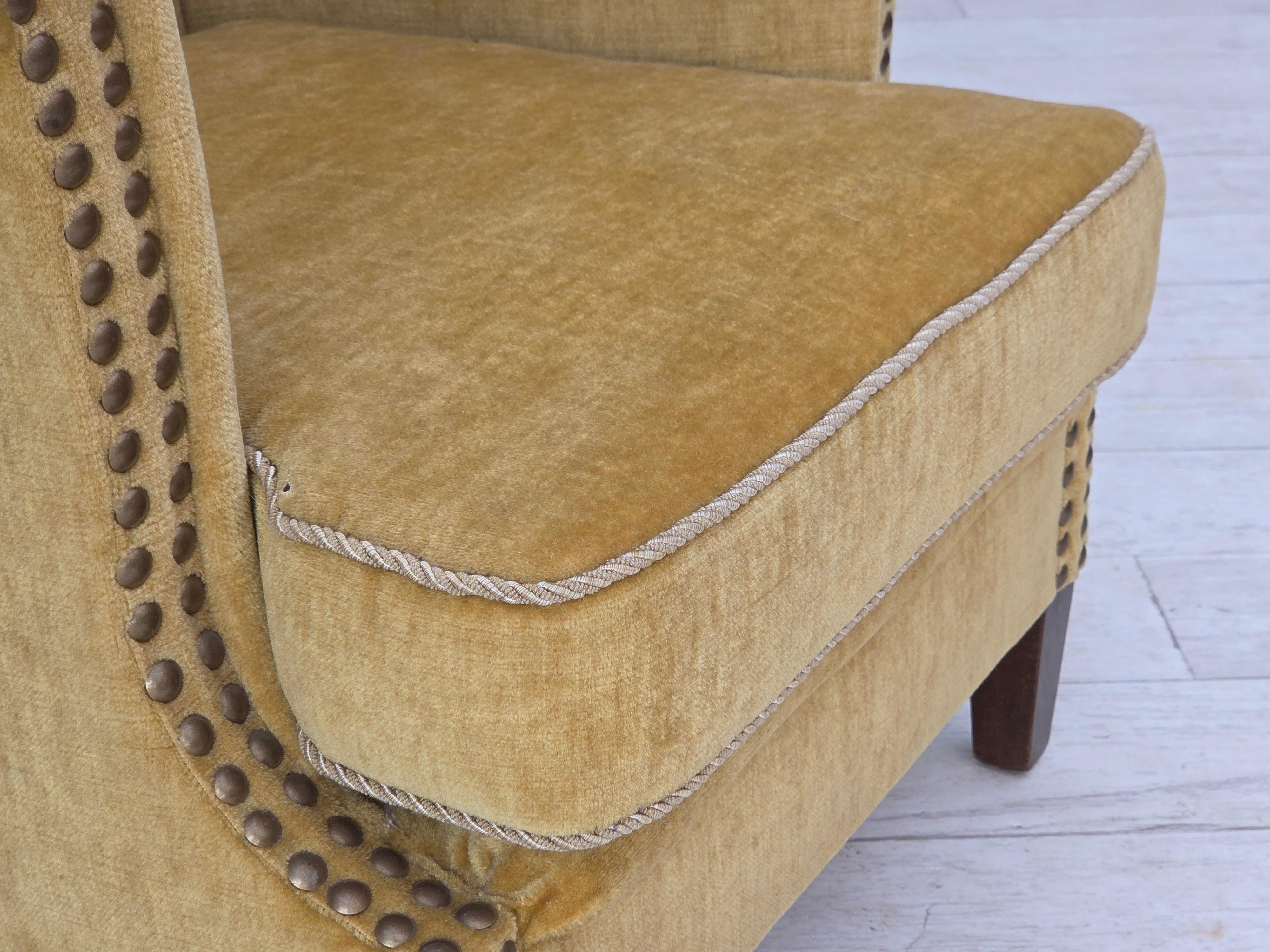 1960er Jahre, dänischer Sessel, honiggelber Möbelvelours, Originalzustand. im Angebot 3