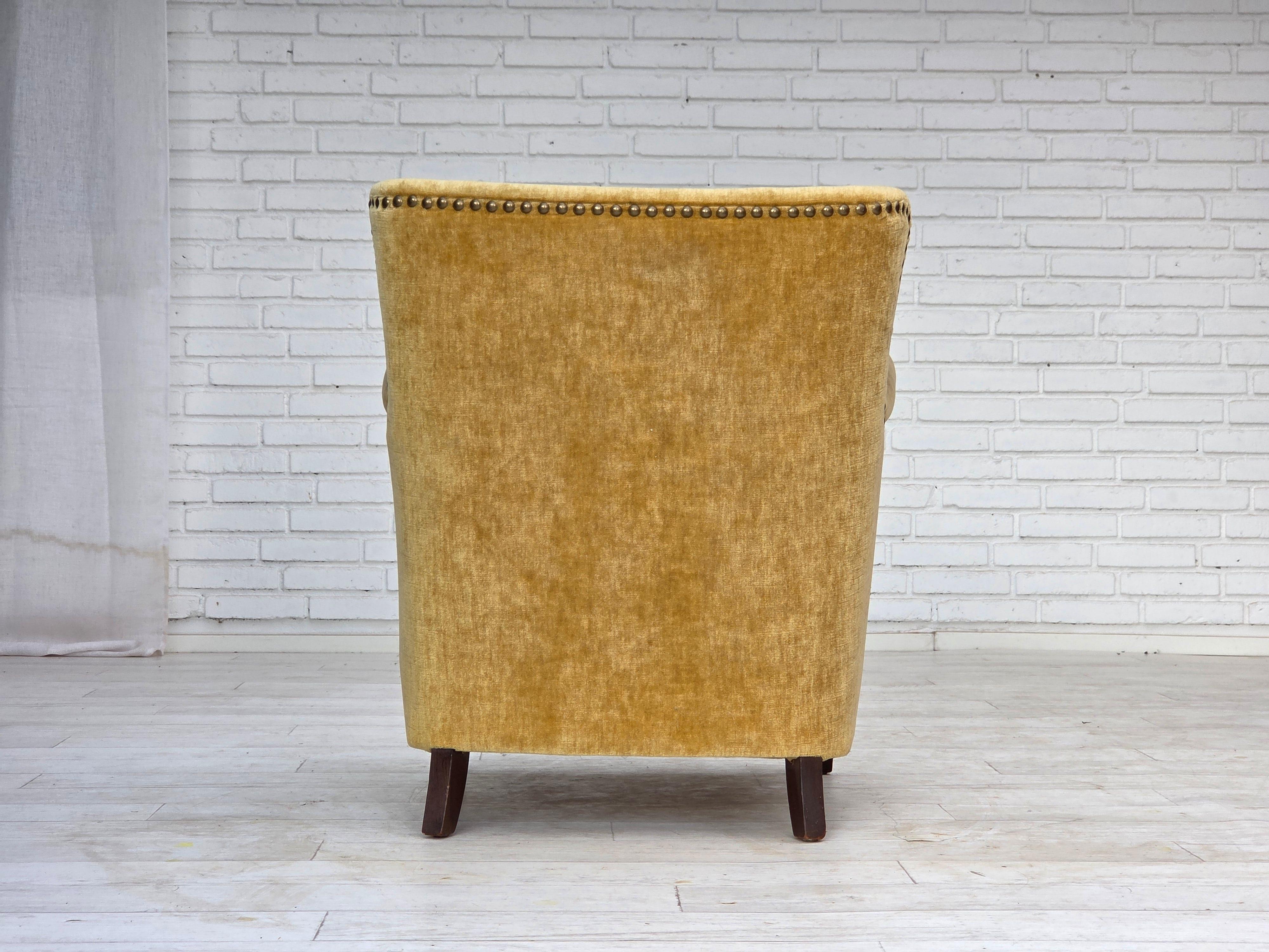 1960er Jahre, dänischer Sessel, honiggelber Möbelvelours, Originalzustand. im Angebot 5