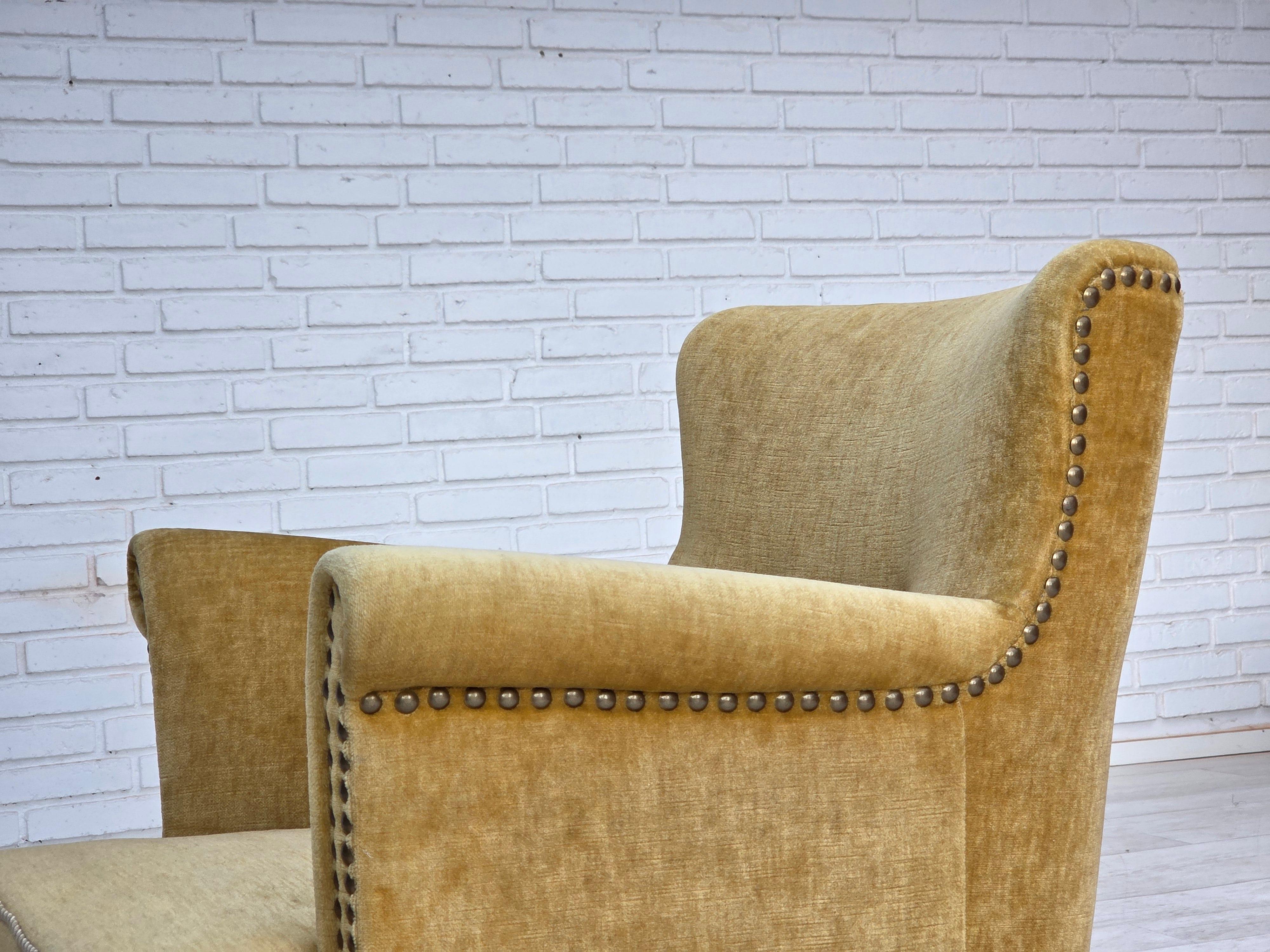 1960er Jahre, dänischer Sessel, honiggelber Möbelvelours, Originalzustand. im Angebot 6