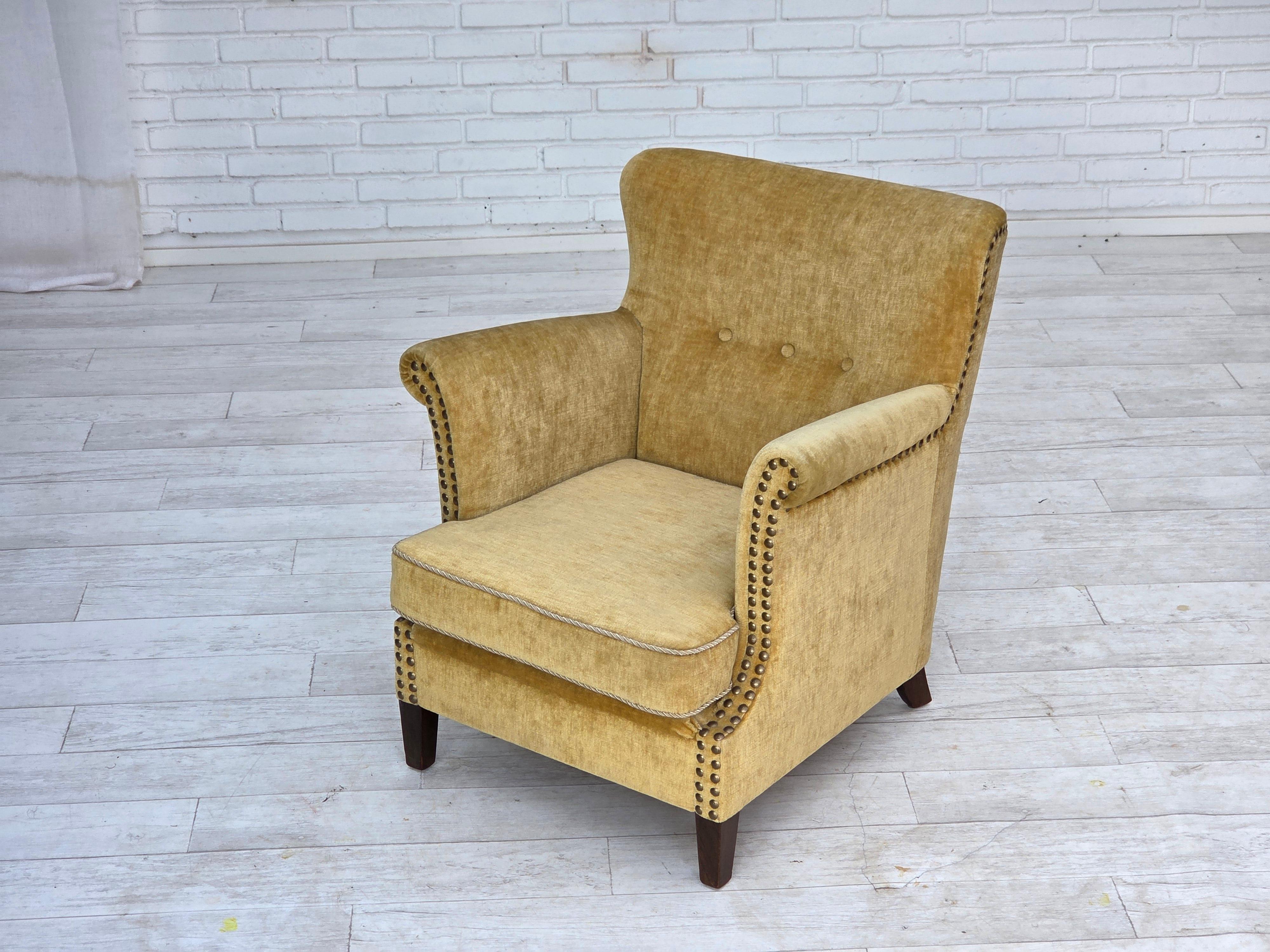 1960er Jahre, dänischer Sessel, honiggelber Möbelvelours, Originalzustand. im Angebot 7