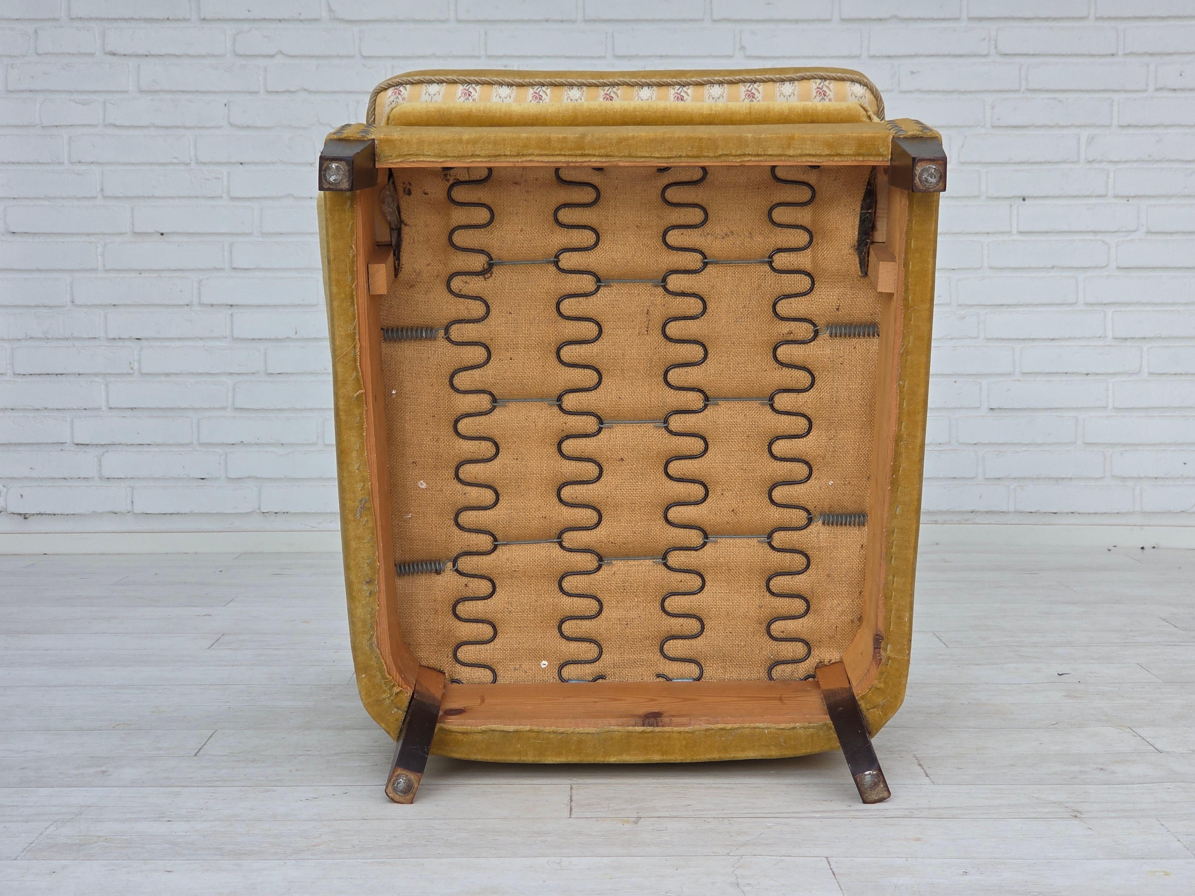 1960er Jahre, dänischer Sessel, honiggelber Möbelvelours, Originalzustand. im Angebot 8