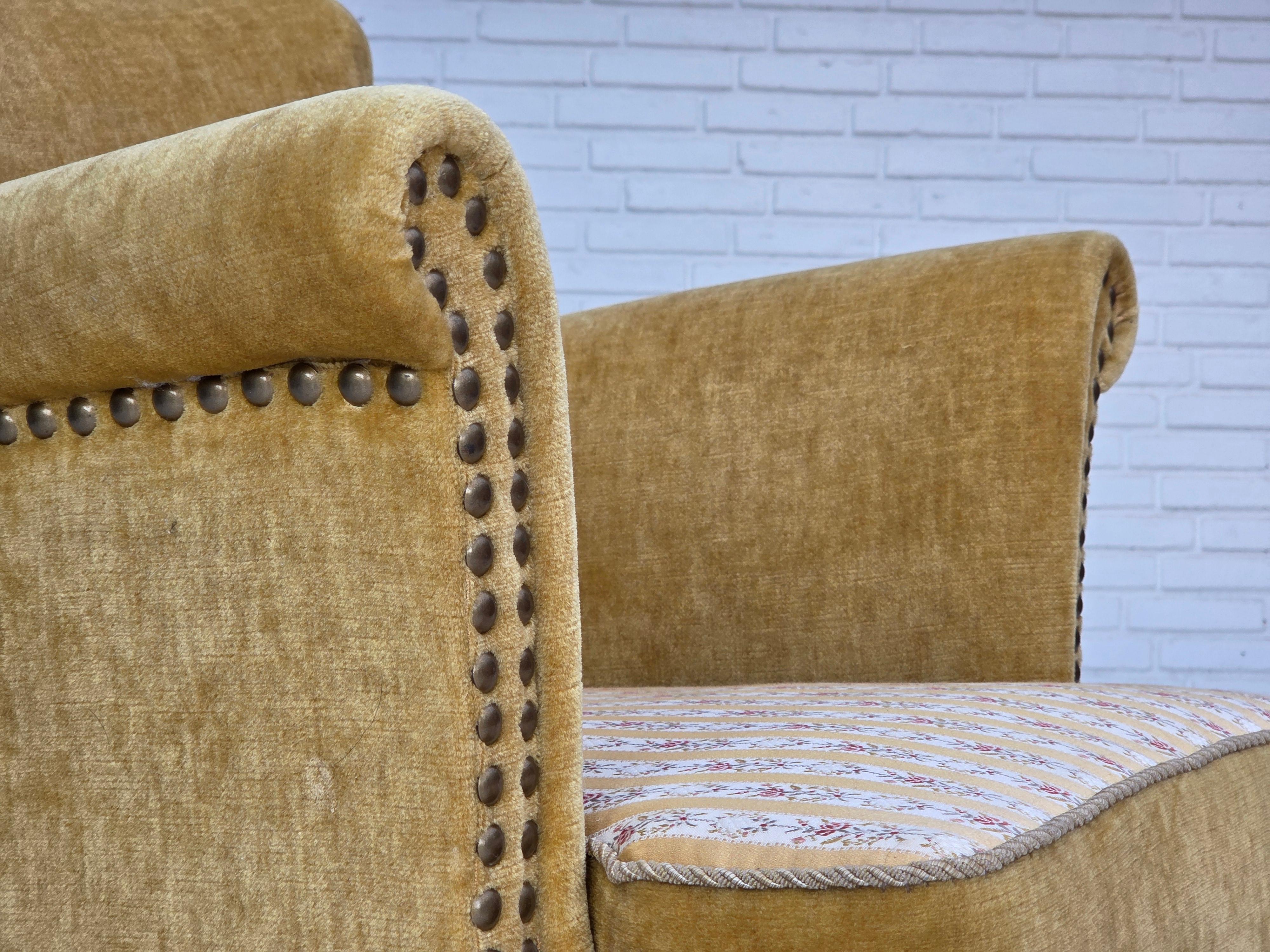 1960er Jahre, dänischer Sessel, honiggelber Möbelvelours, Originalzustand. (Skandinavische Moderne) im Angebot