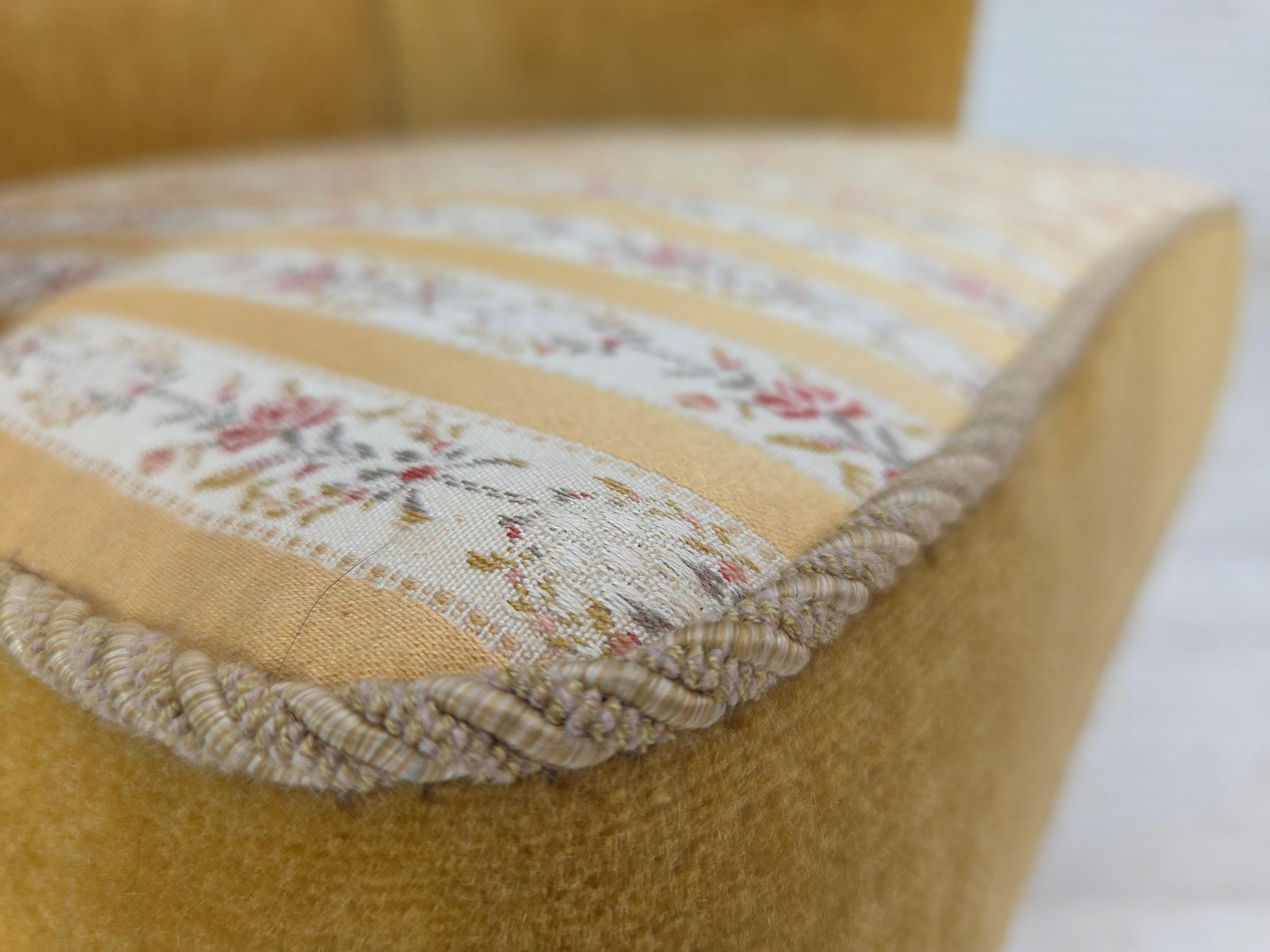 1960er Jahre, dänischer Sessel, honiggelber Möbelvelours, Originalzustand. (Dänisch) im Angebot