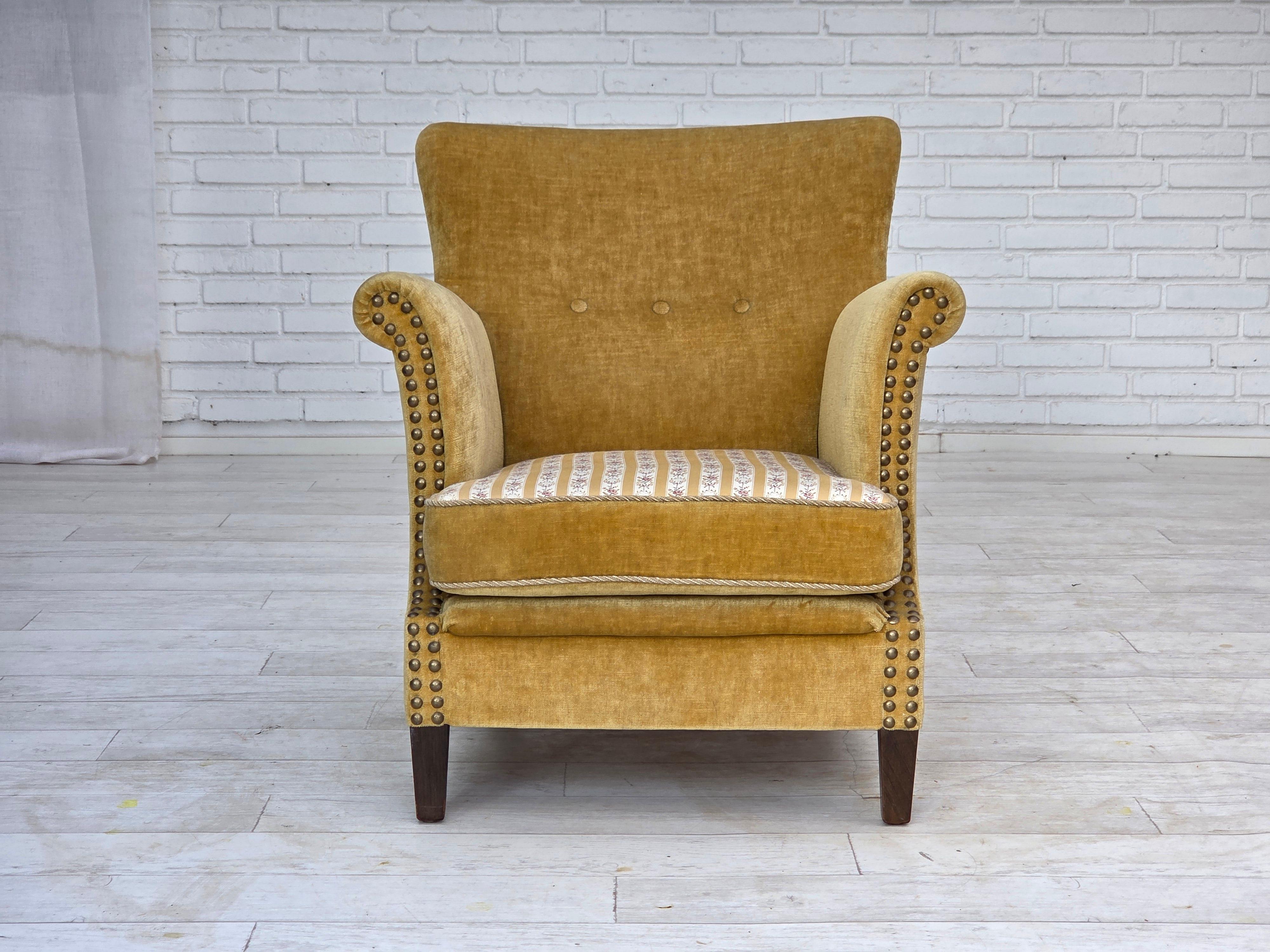 1960er Jahre, dänischer Sessel, honiggelber Möbelvelours, Originalzustand. (Mitte des 20. Jahrhunderts) im Angebot