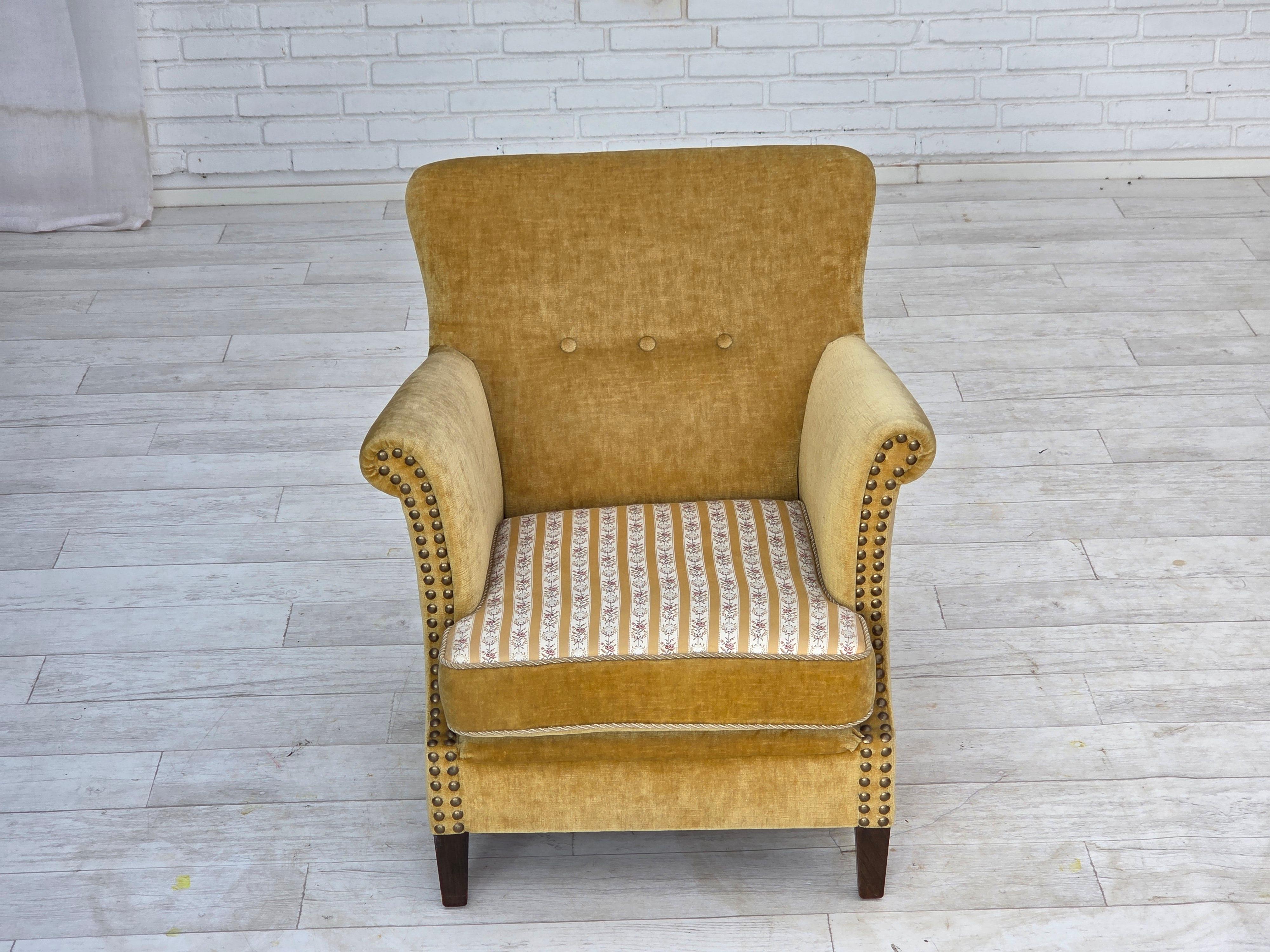 1960er Jahre, dänischer Sessel, honiggelber Möbelvelours, Originalzustand. (Samt) im Angebot
