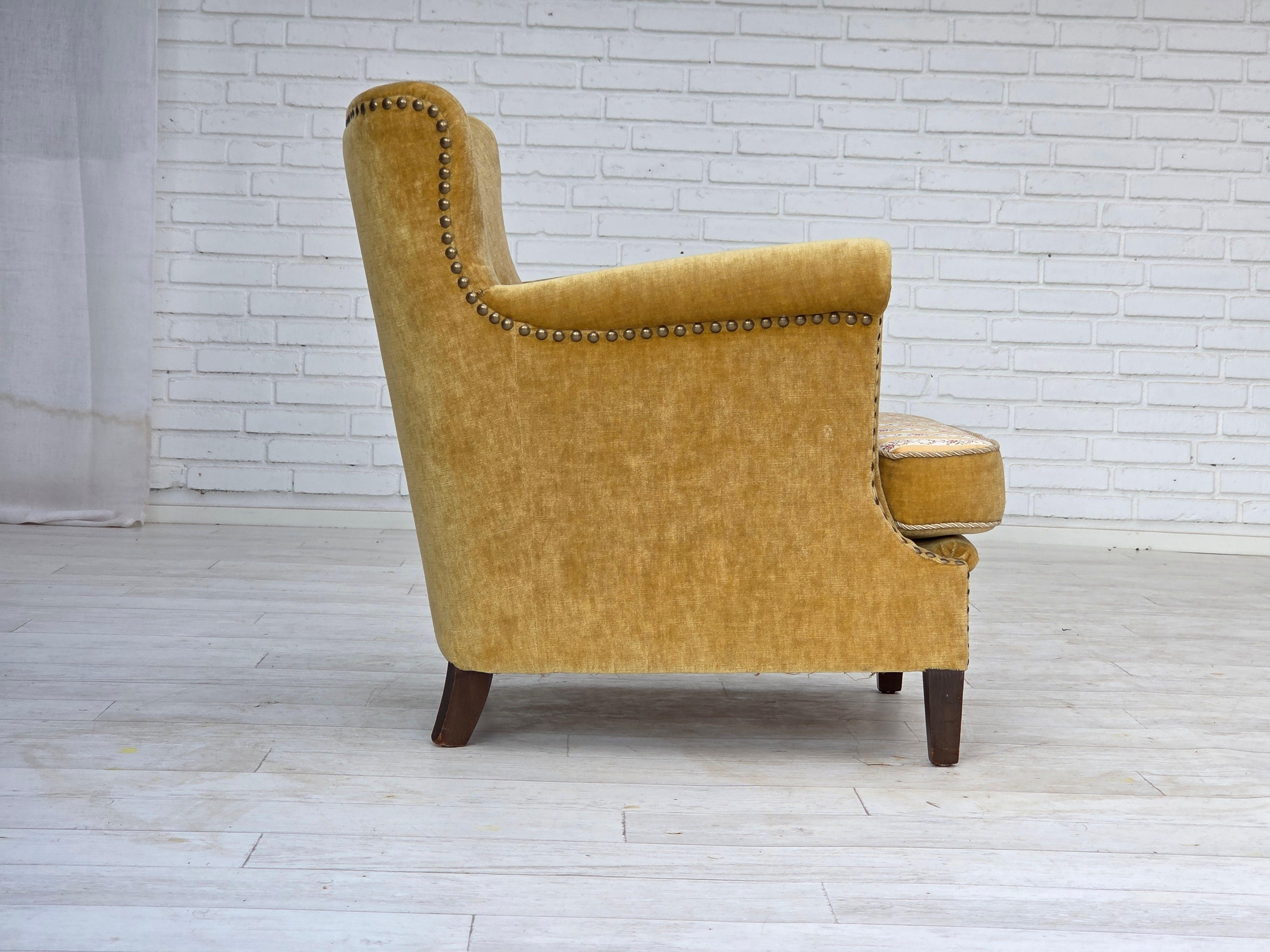 1960er Jahre, dänischer Sessel, honiggelber Möbelvelours, Originalzustand. im Angebot 1