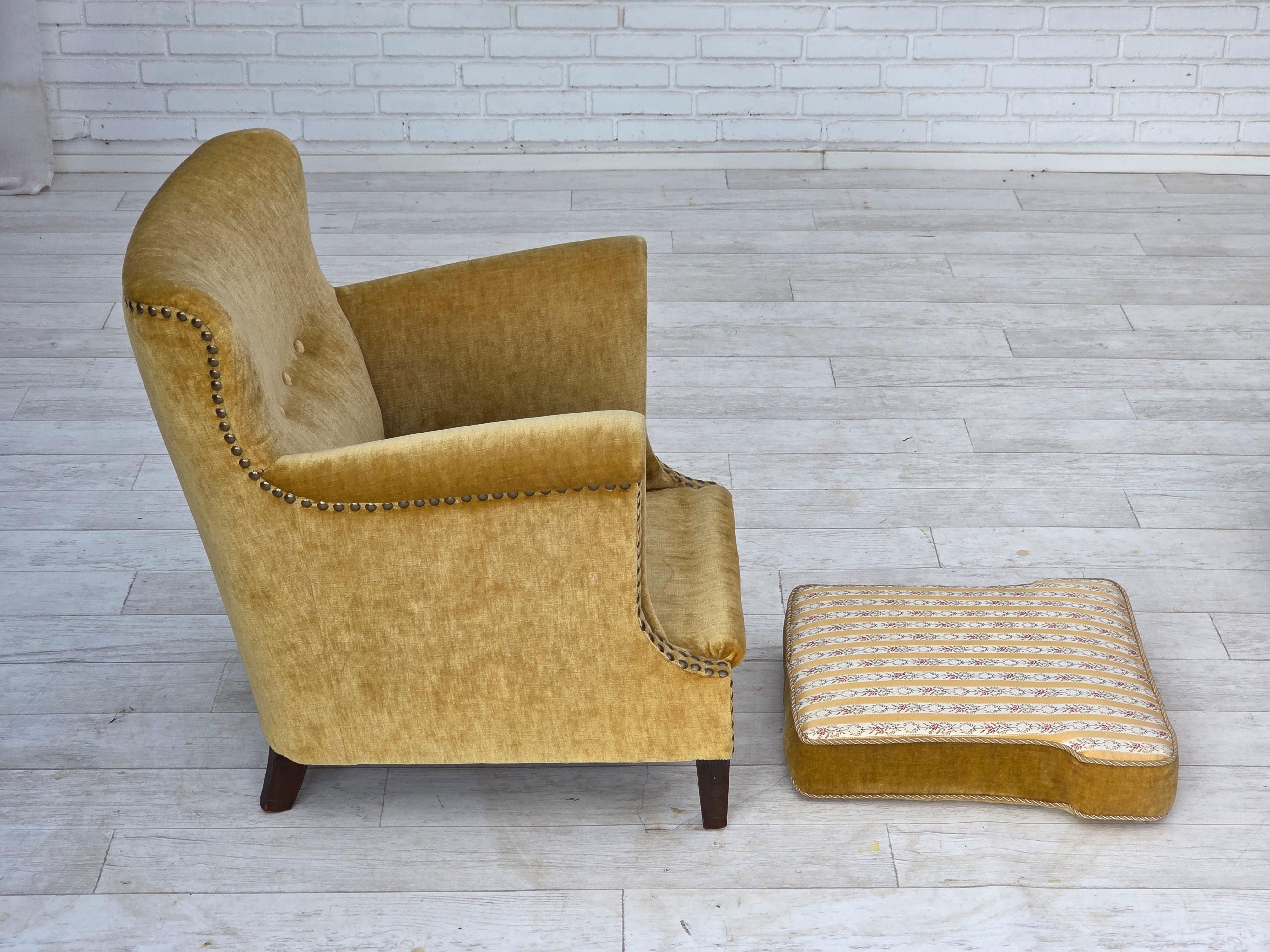 1960er Jahre, dänischer Sessel, honiggelber Möbelvelours, Originalzustand. im Angebot 2