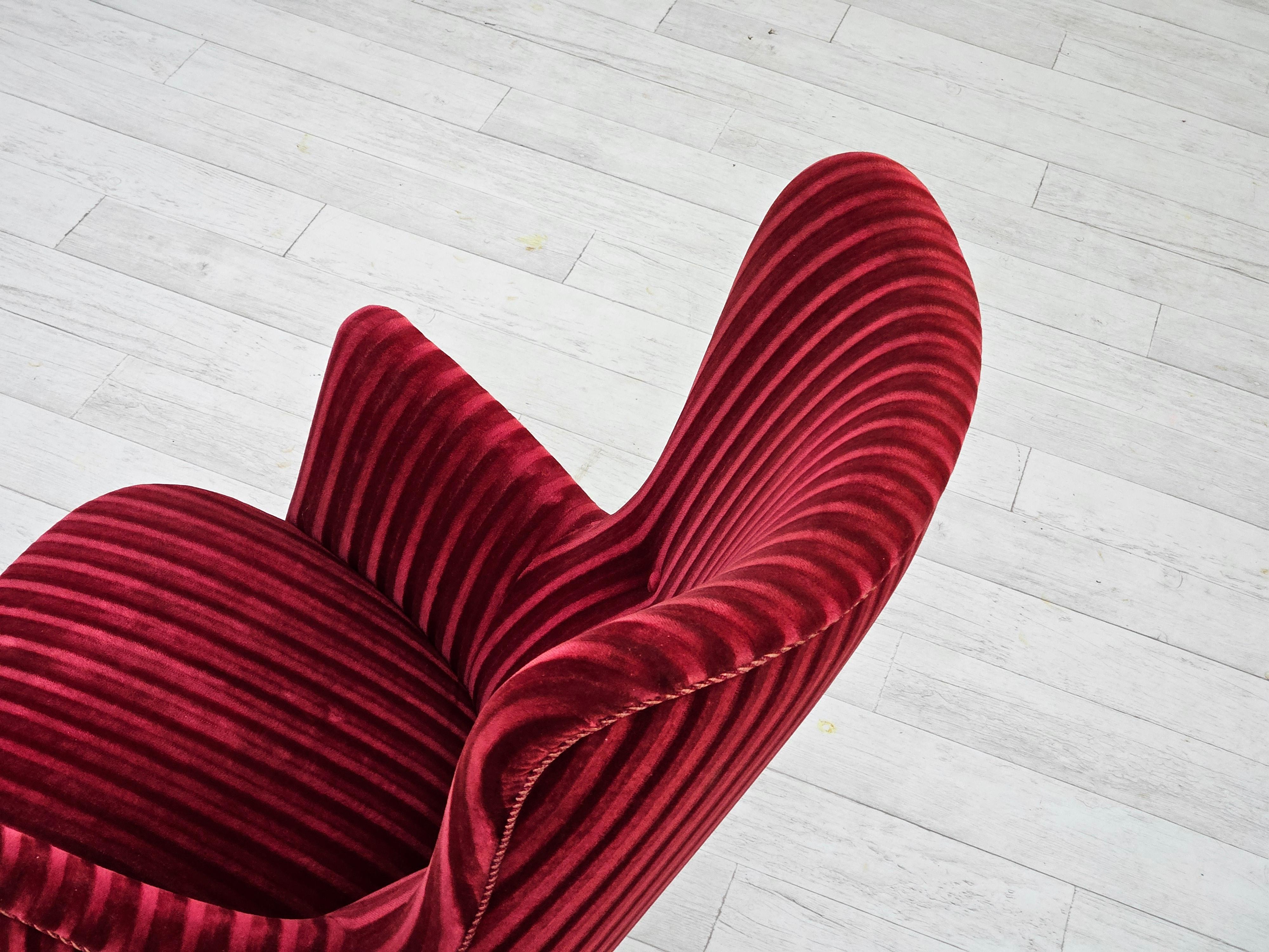 Poltrona danese degli anni '60 in velluto rosso ciliegia, condizioni originali. in vendita 3